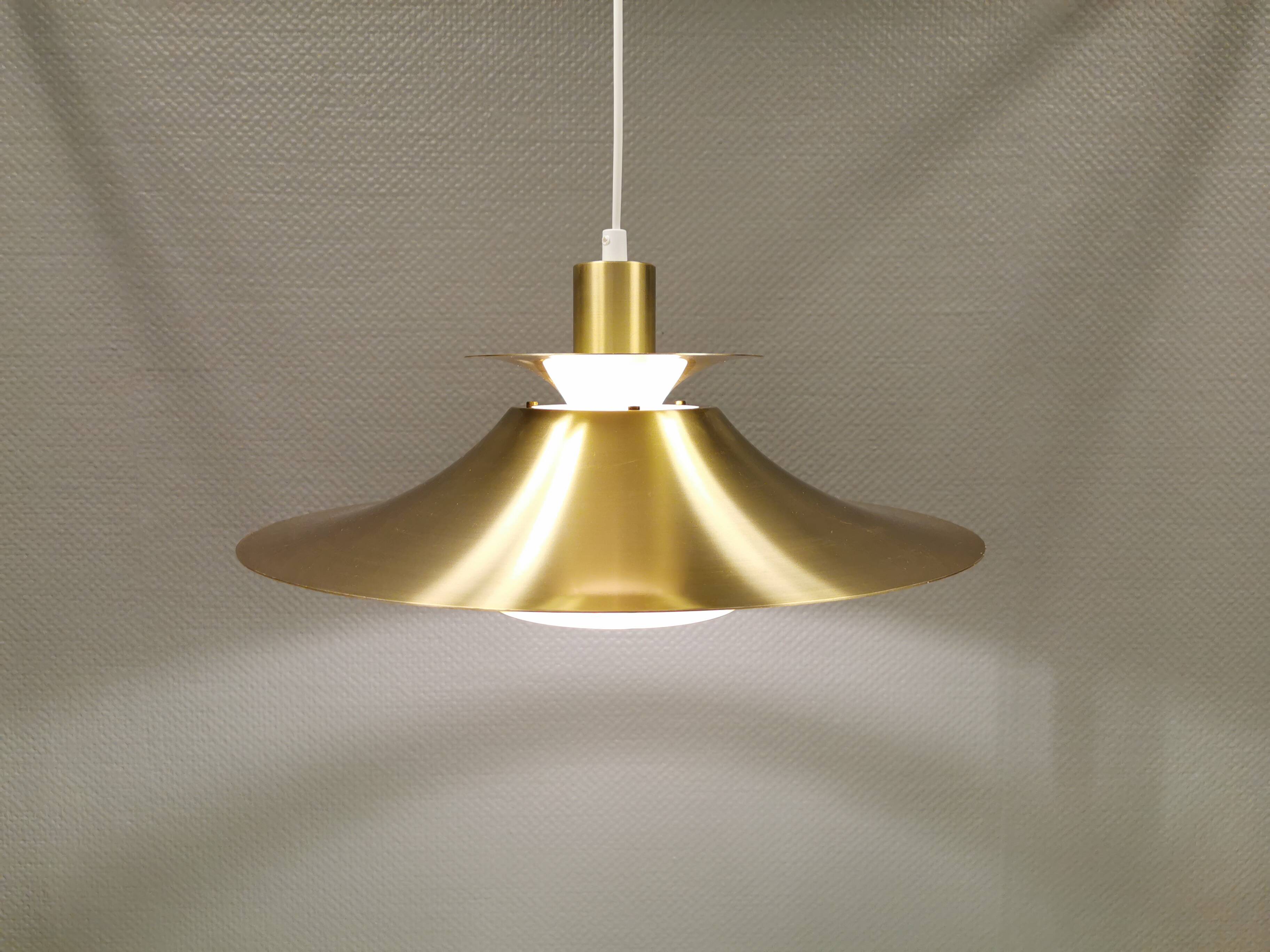Suspension danoise en aluminium couleur laiton