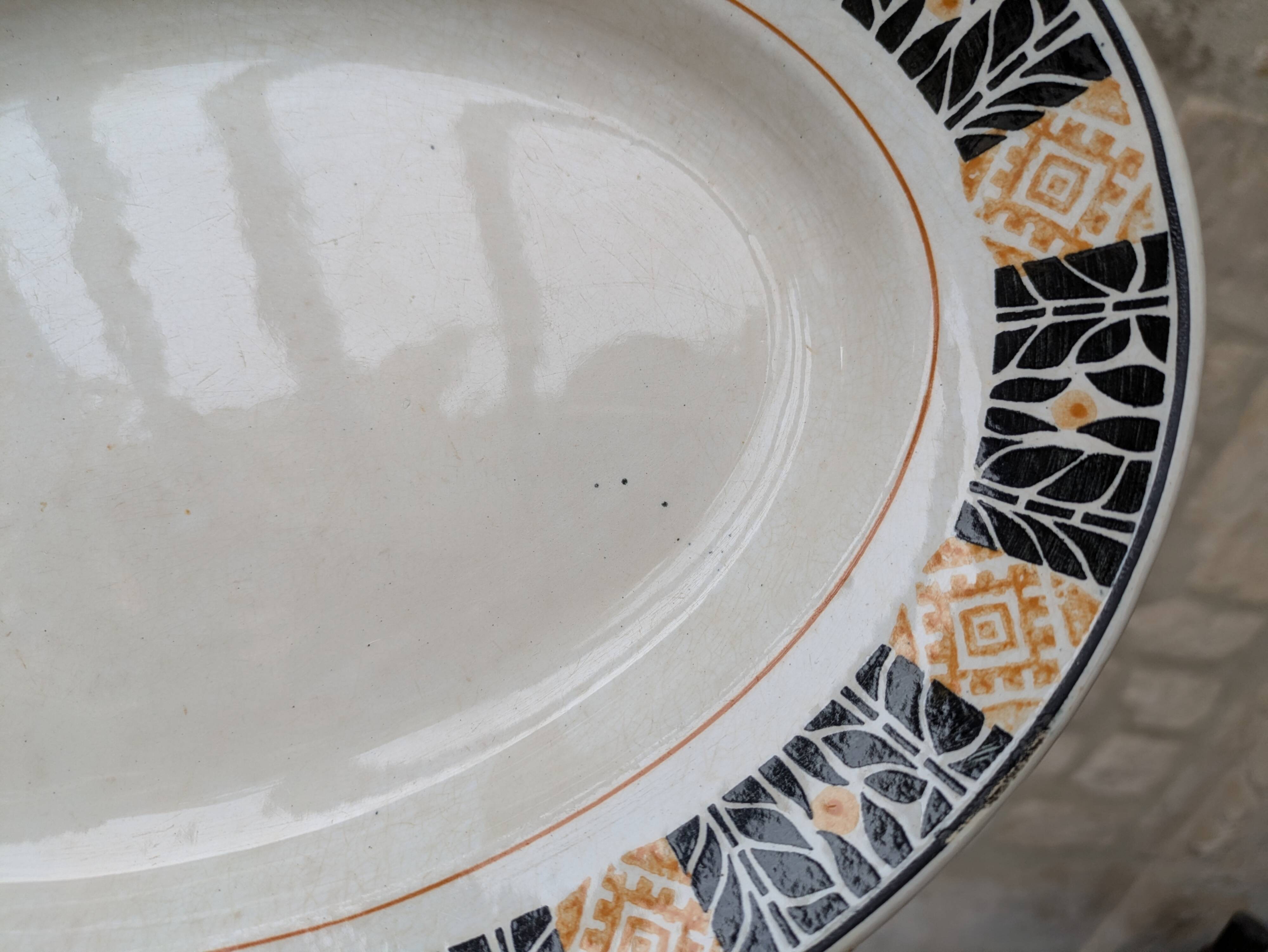 Plat de service Saint Amand modèle Trianon Terre de Fer contour géométrique