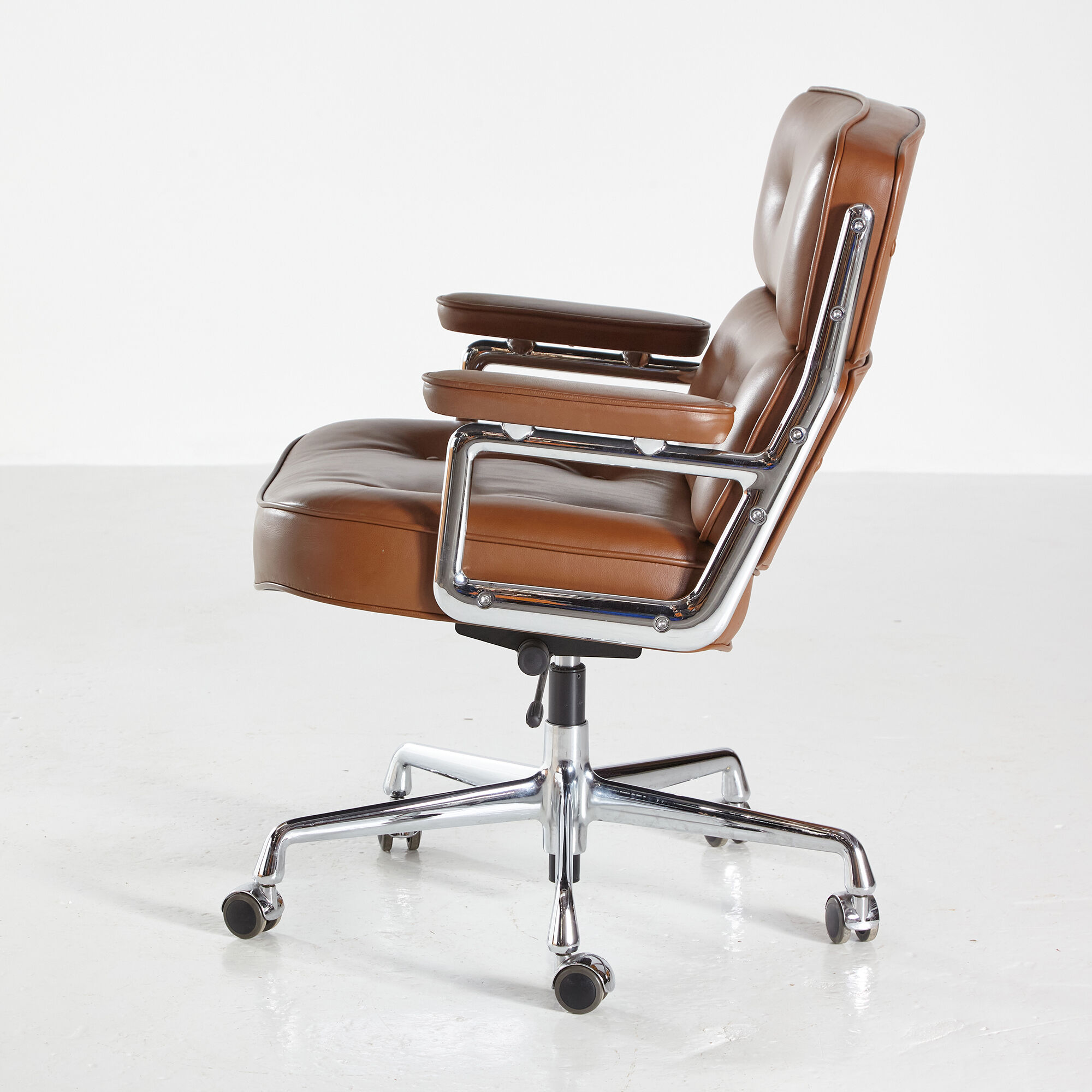 ES104 Lobby chair by Charles & Ray Eames for Vitra