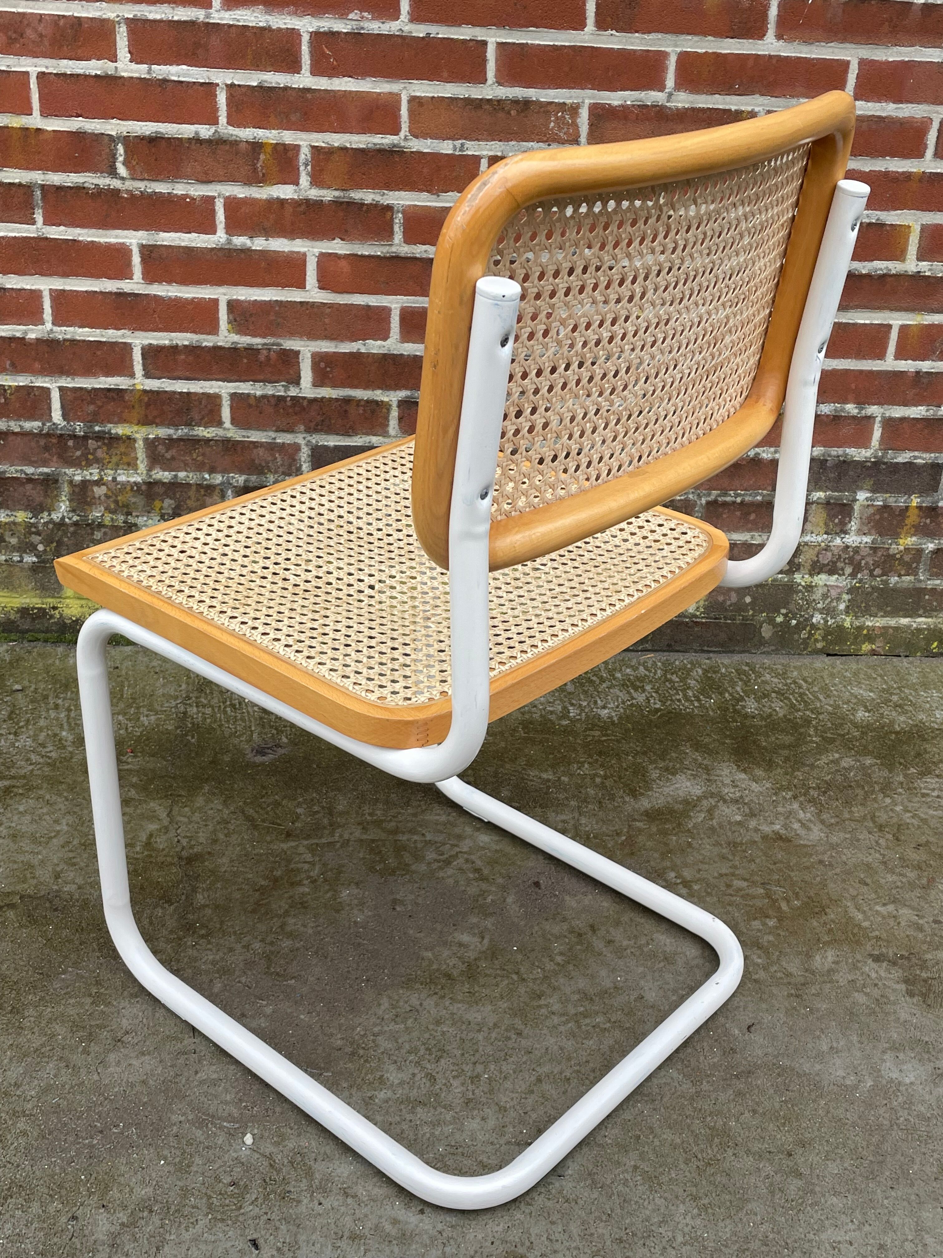 Chaise Cesca modèle b32 en blanc et bois par Marcel Breuer