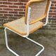 Chaise Cesca modèle b32 en blanc et bois par Marcel Breuer