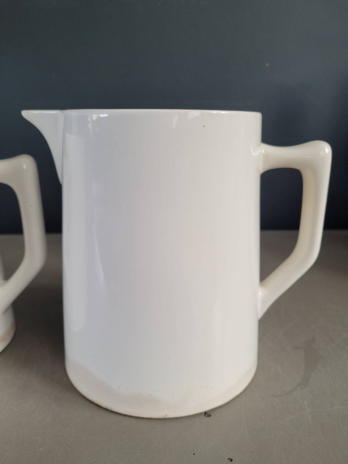 Paire de pichets en porcelaine de Digoin