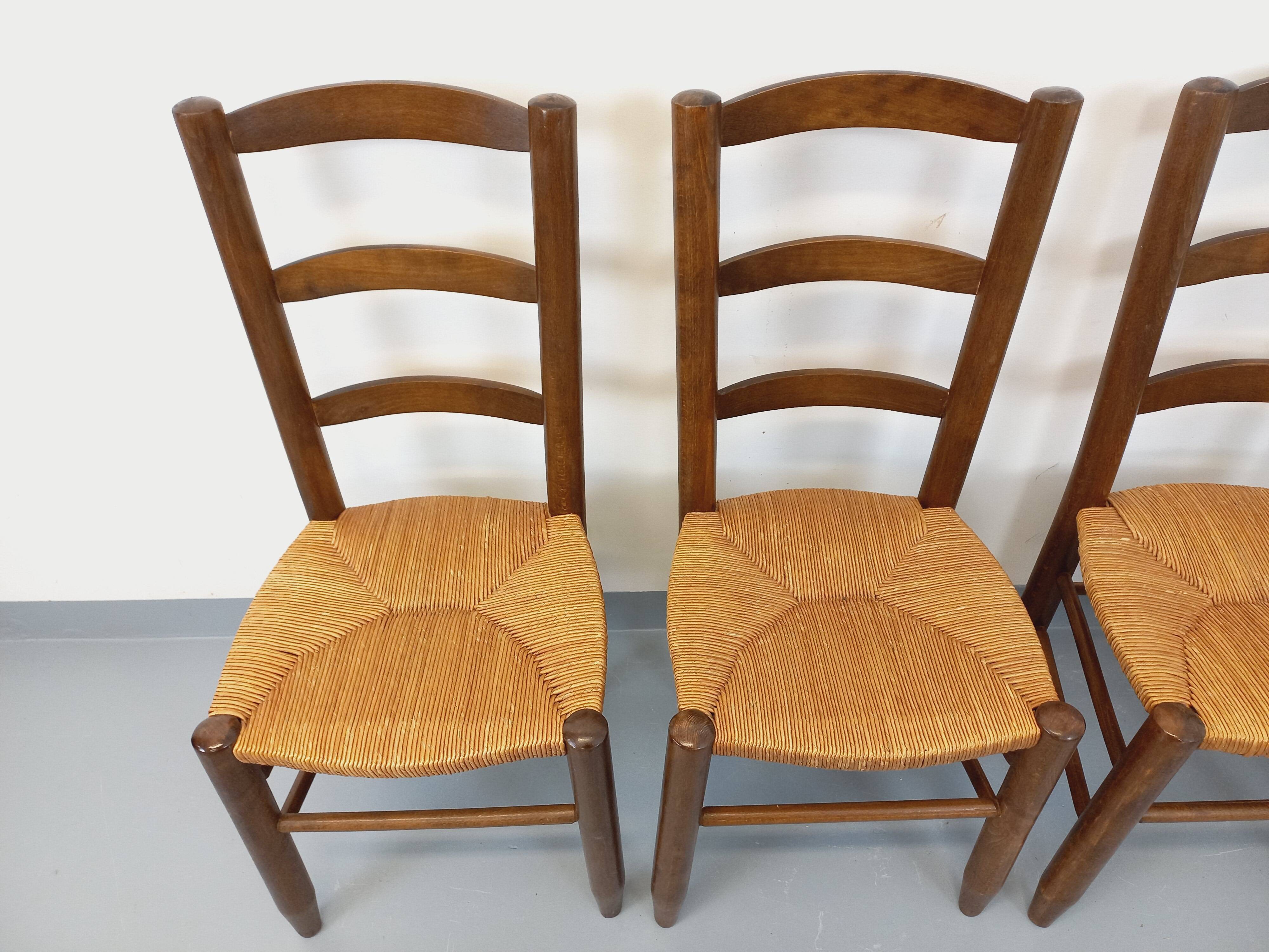 Set of 4 vintage brutalist chairs in wood and straw from the 1960s.