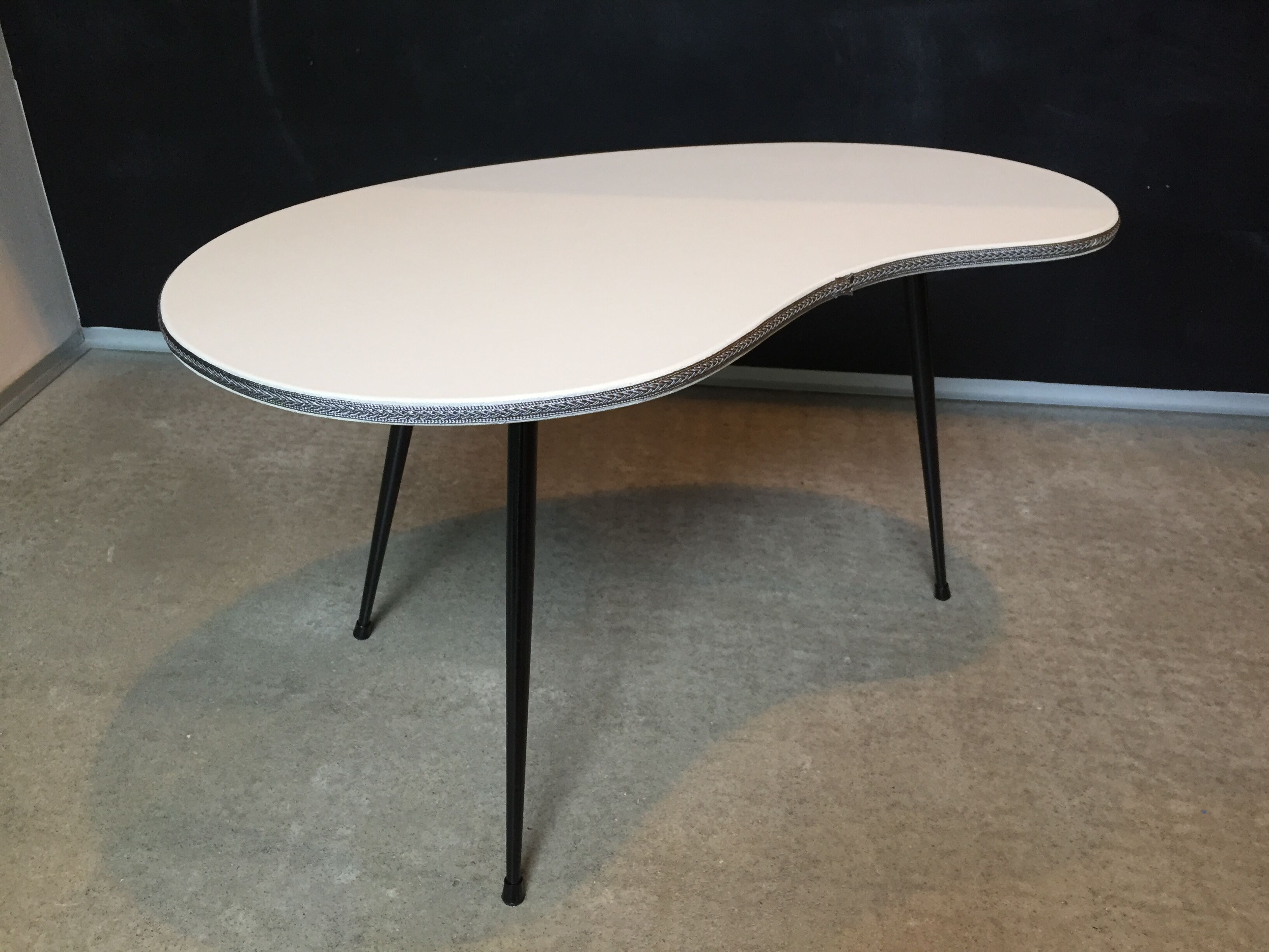 Coffee table "Haricot" compass feet