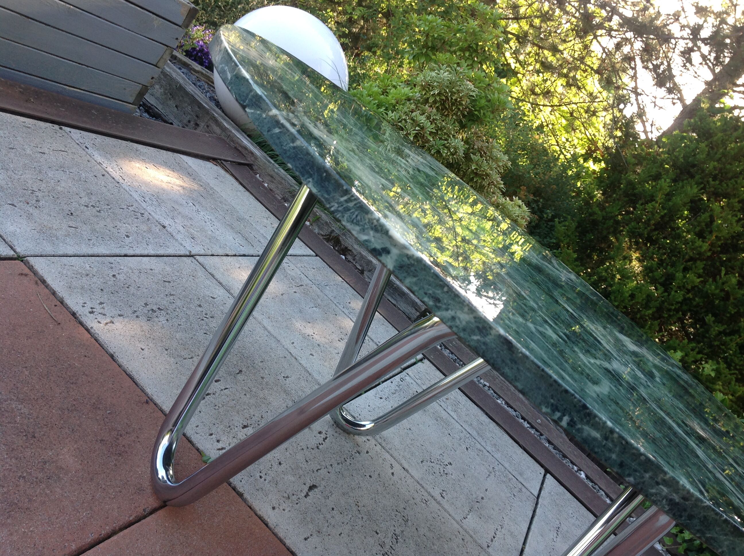 Round coffee table in green marble and chrome / vintage base 60s-70s