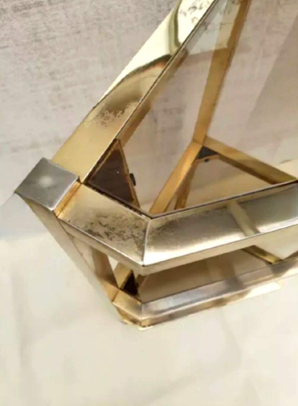 Étagère d'angle dorée