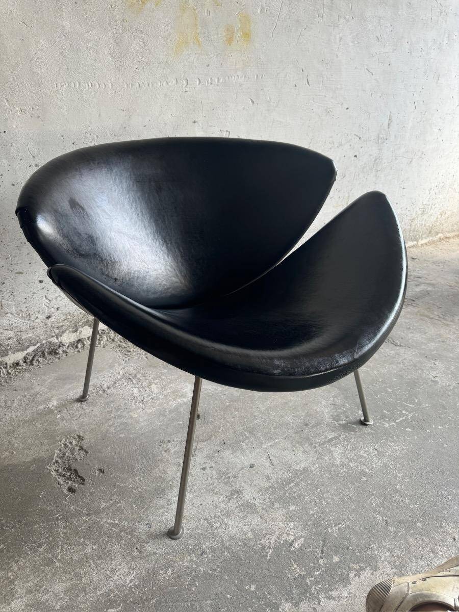 Pierre Paulin Slice Chair for Artifort — Black Leather Sculptural 1960s Lounge Chair, Metal Legs