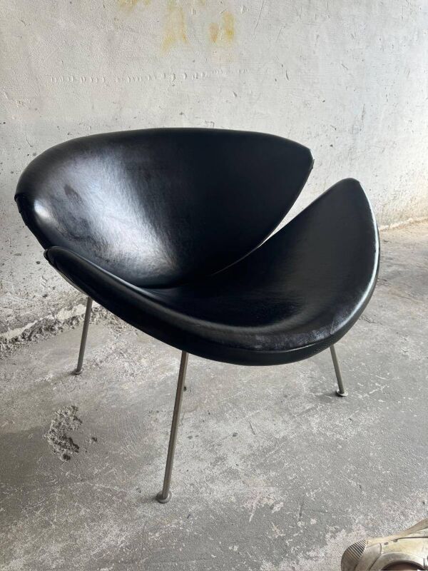 Fauteuil Slice de Pierre Paulin pour Artifort — Fauteuil lounge sculptural en cuir noir des années 1960, pieds en métal