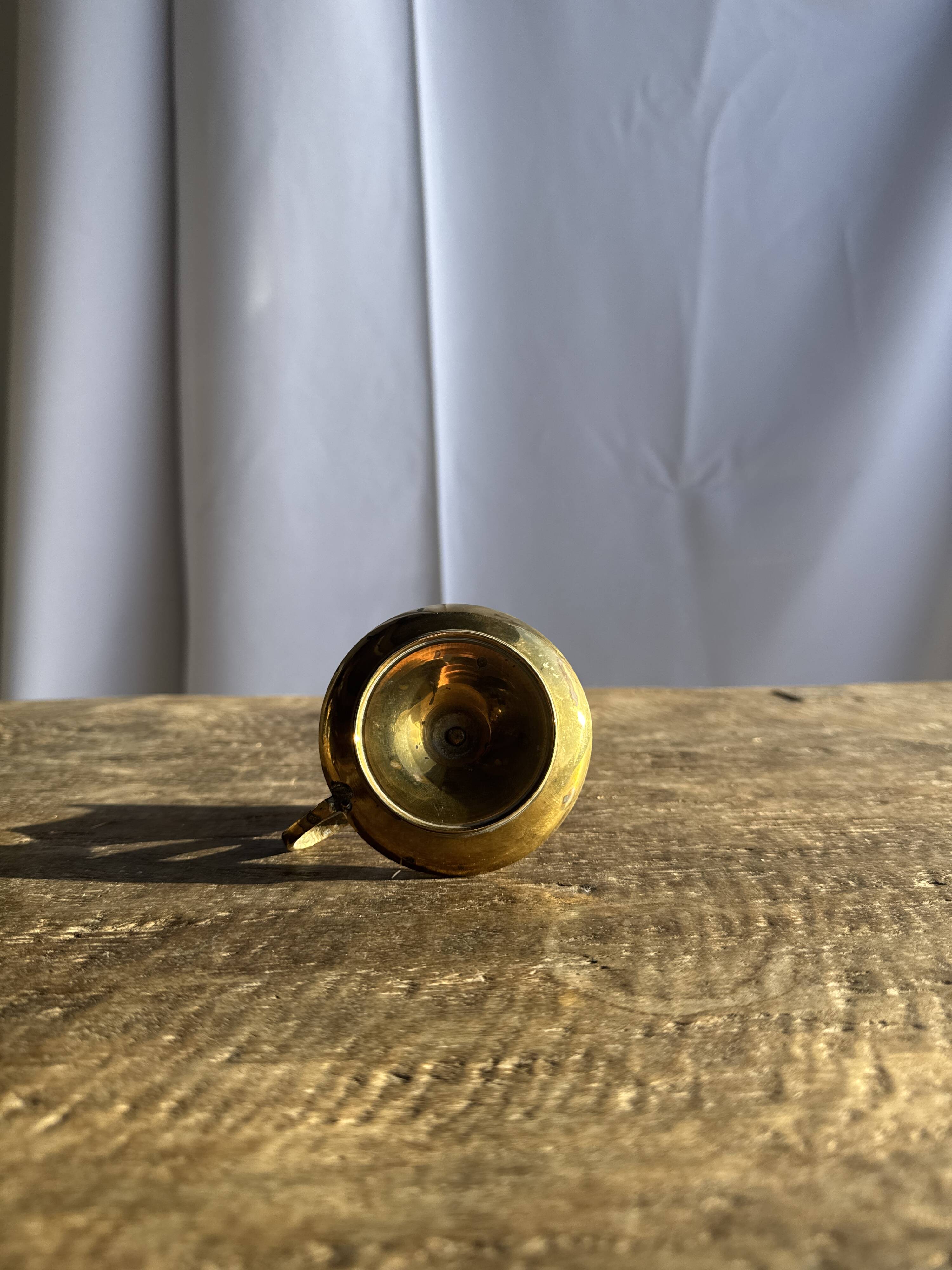 Small golden hand candlestick with a round loop handle D8 H6.5