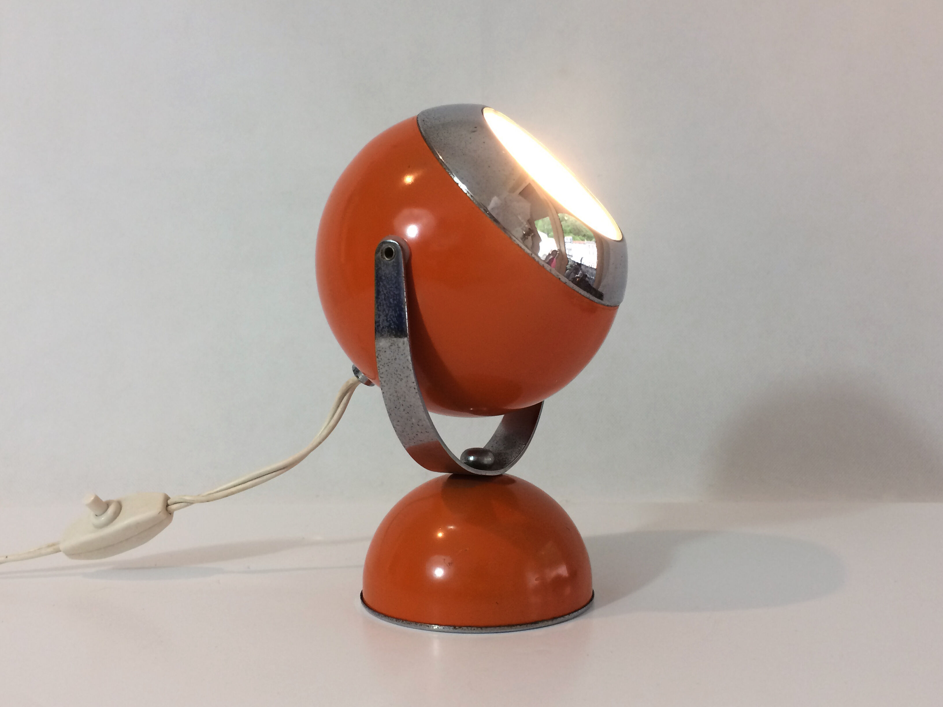 Orange eyeball desk lamp, orientable globe. Year 60 70