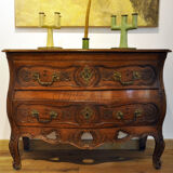 Provençal chest of drawers in solid walnut from Nîmes, Louis XV period
