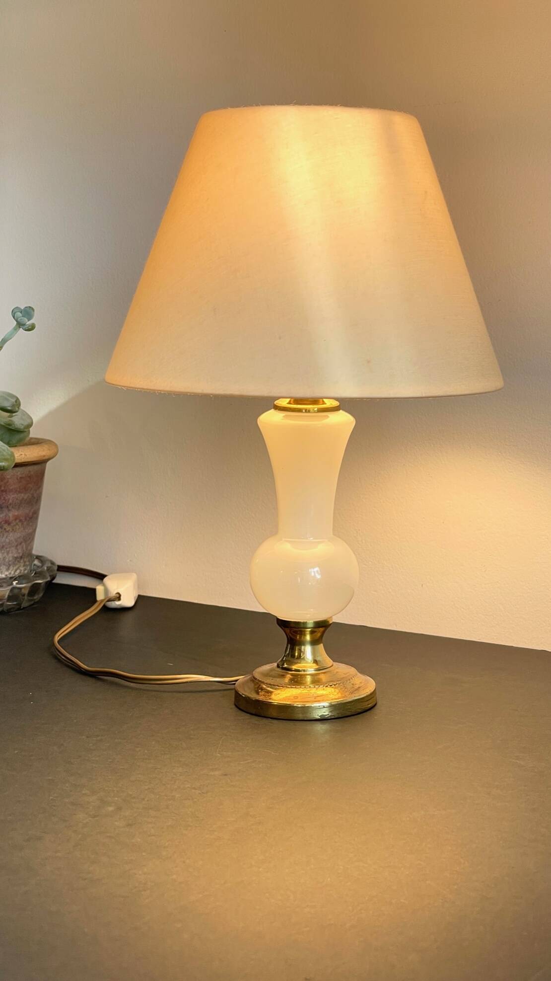 Chic lamp in opaline glass and vintage brass