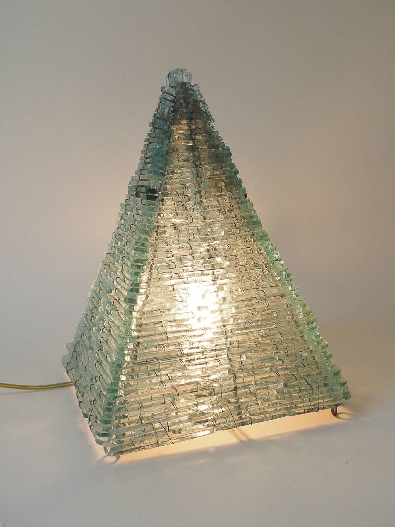 Large vintage pyramid lamp in metal and glass – Sculptural design from the year