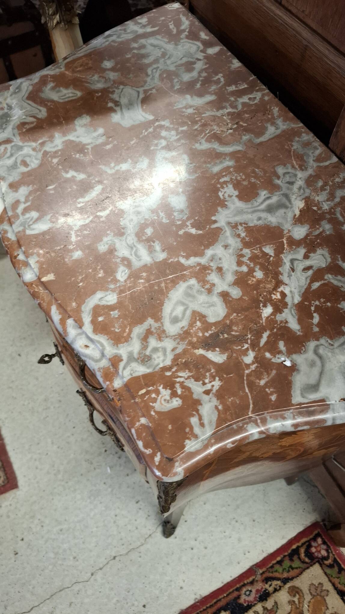 Commode de style Louis XV en marqueterie