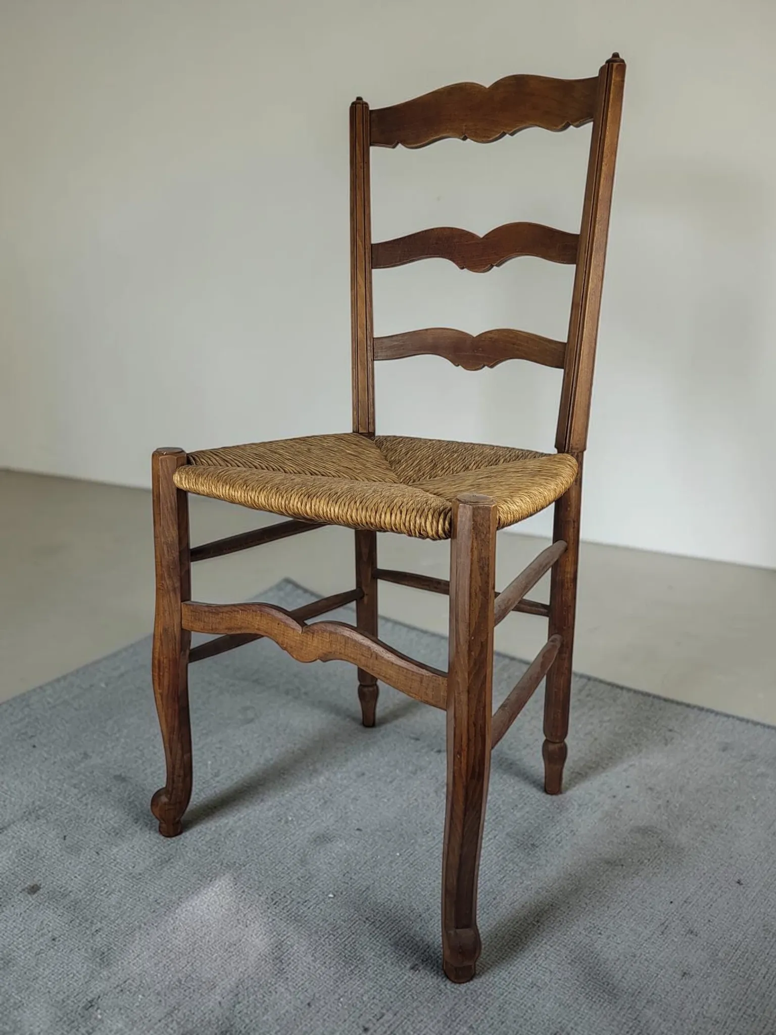 Rush seat chair in Country style / Provincial Louis XV