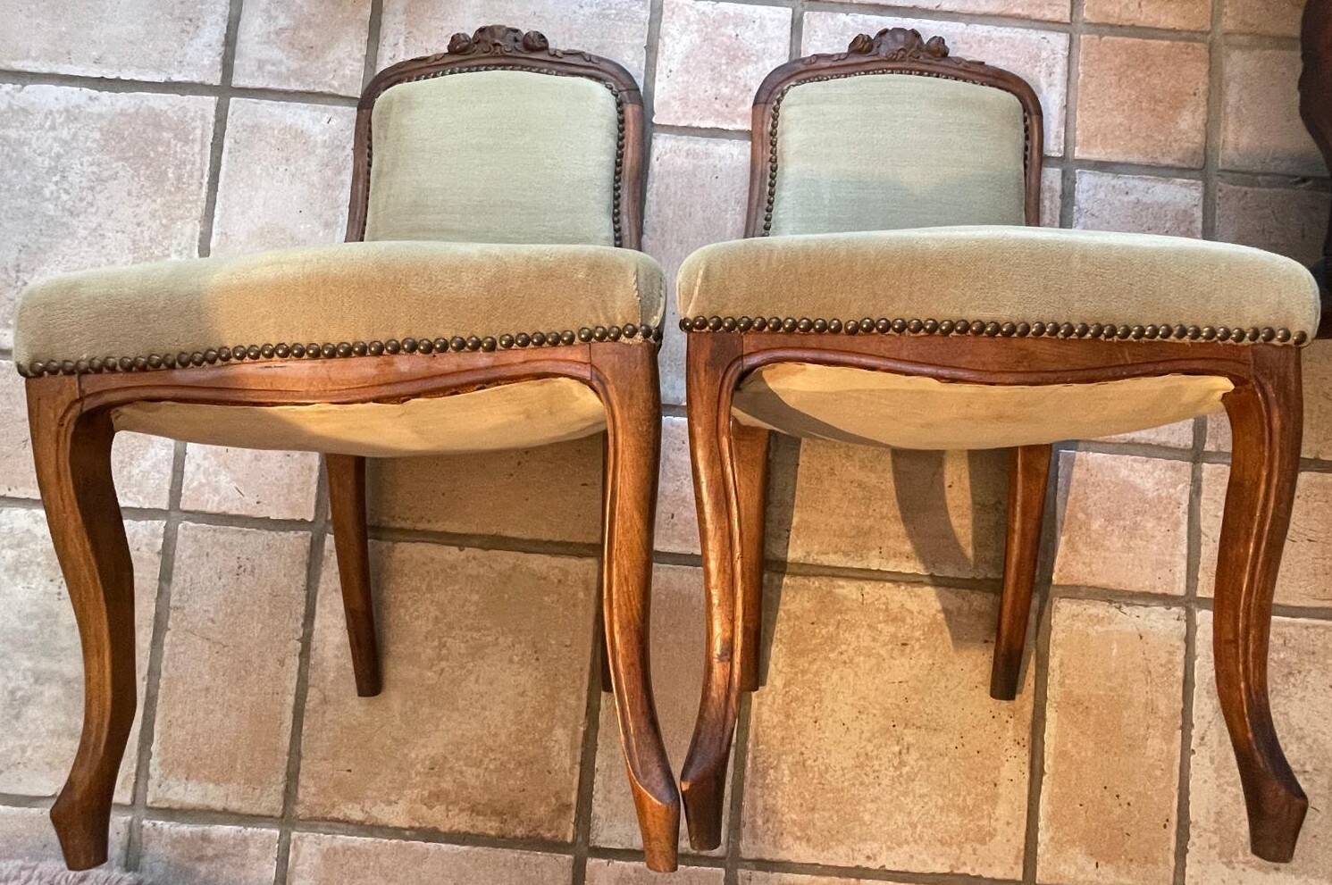 Lot of 2 antique Louis XV style chairs, carved solid wood.