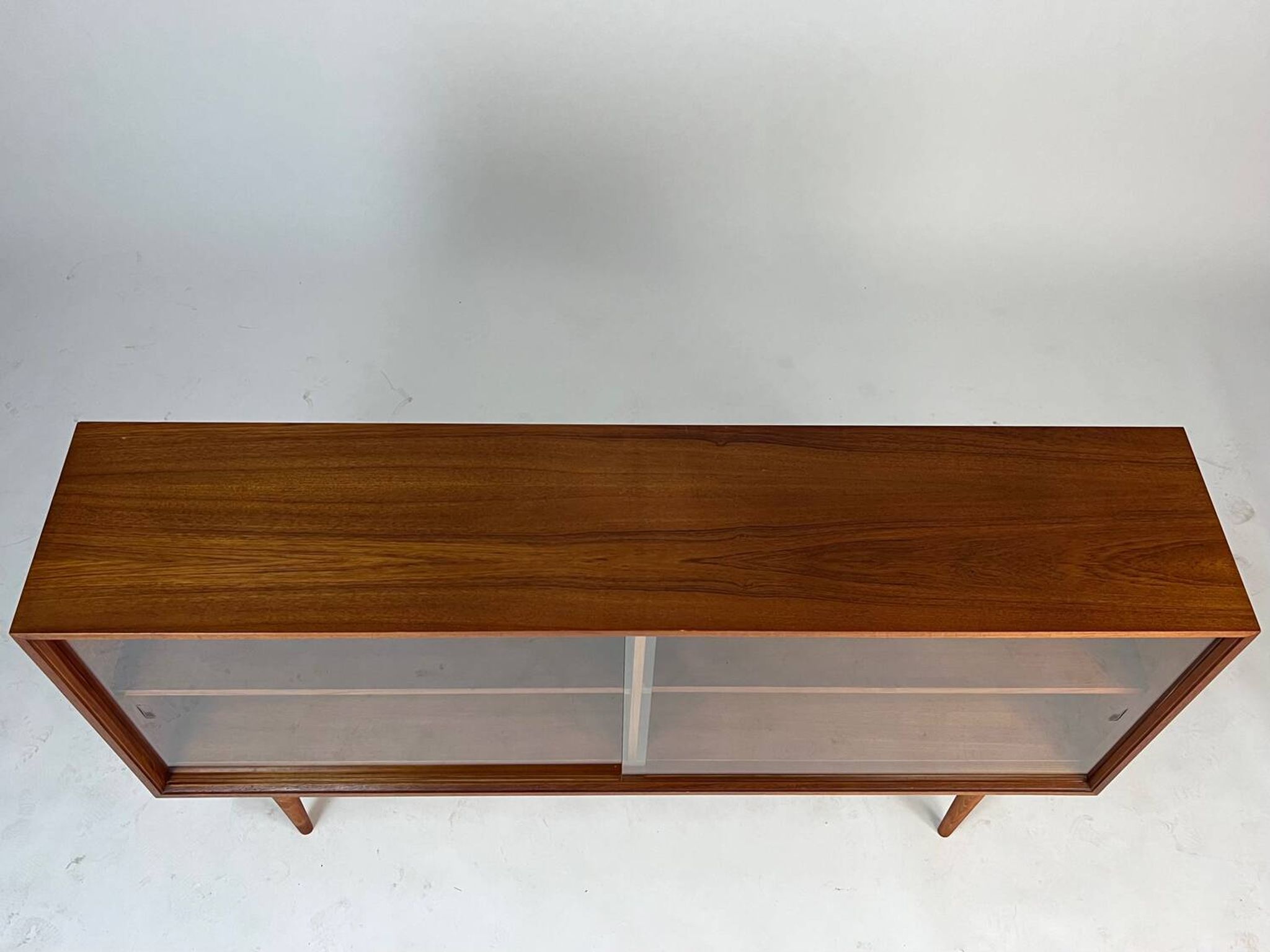 Vitrine vintage en teck, buffet, étagère des années 60, style mid-century.