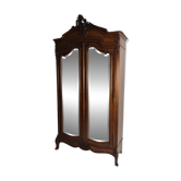 Armoire en bois sculpté de style Louis XV avec portes miroir