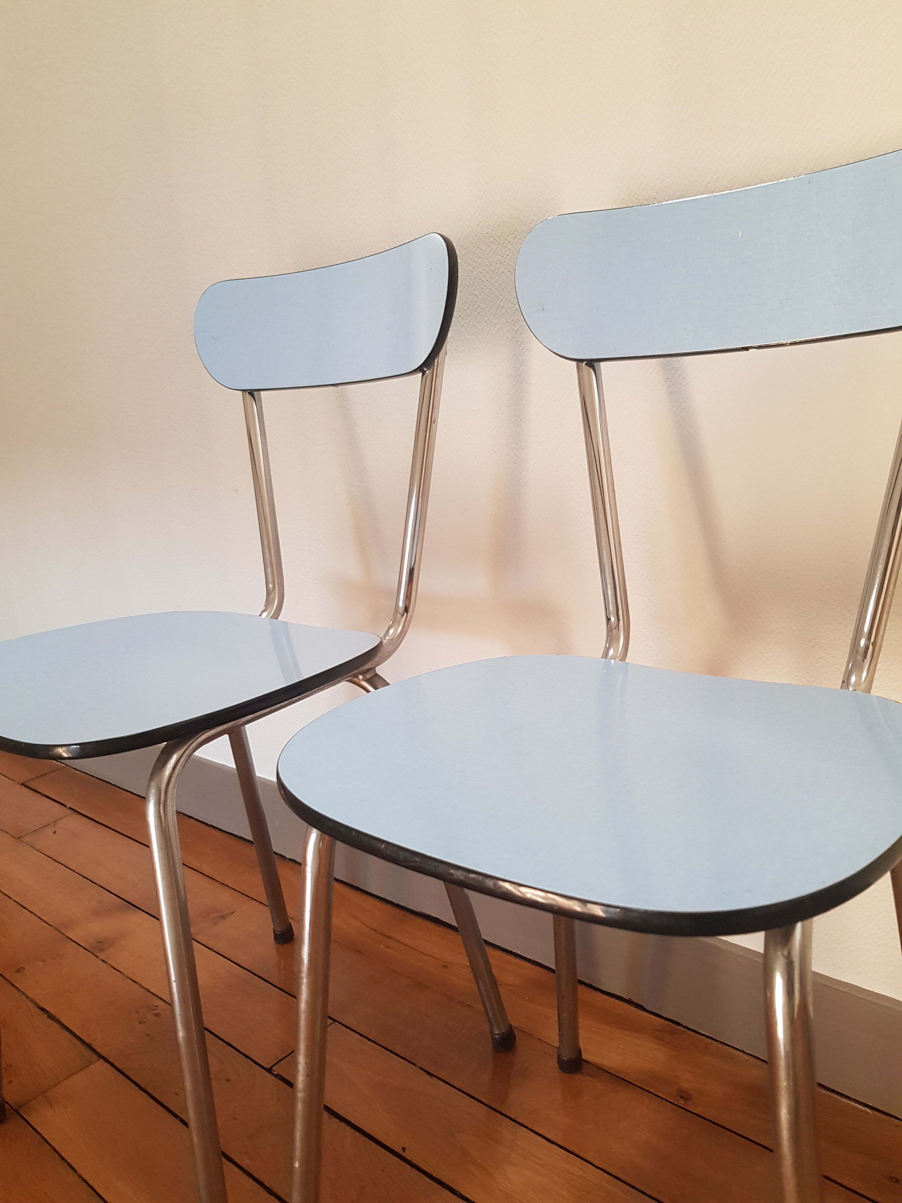 Lot of 2 Chairs in formica