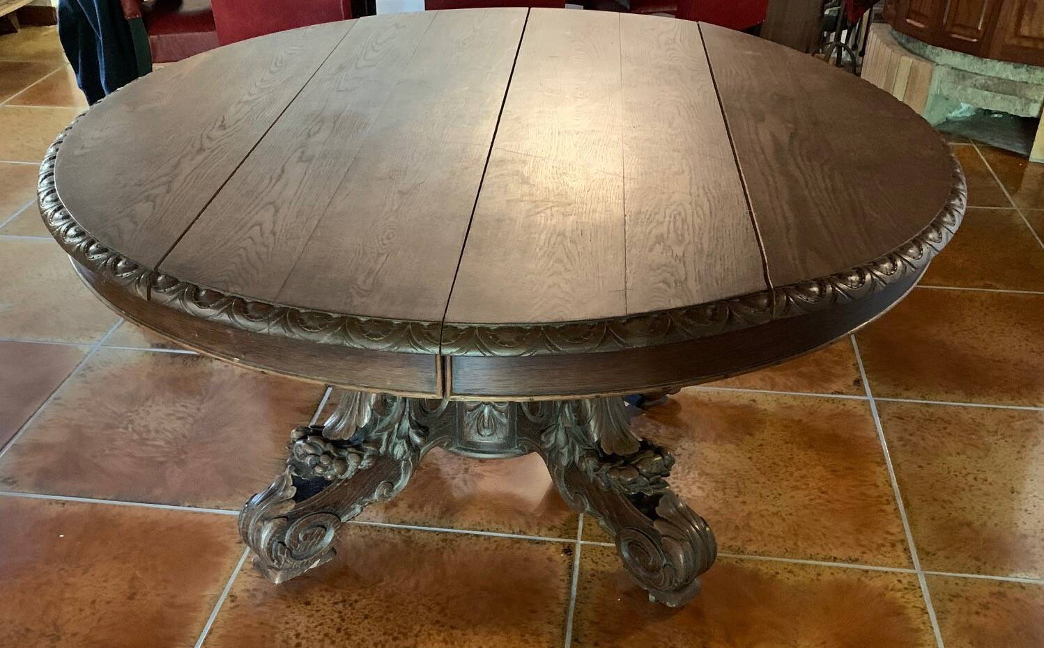 Beautiful Henri II round table, hunting