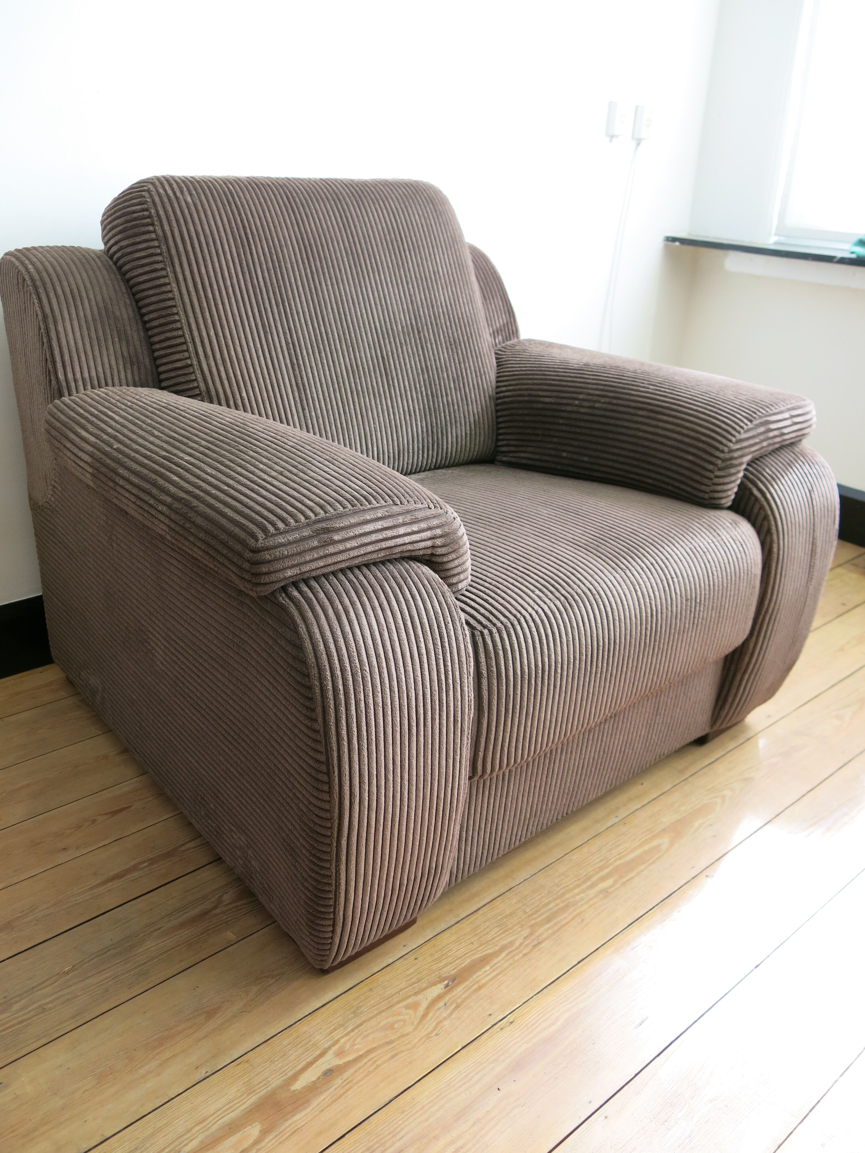 Fauteuil seventies en velours côtelé marron