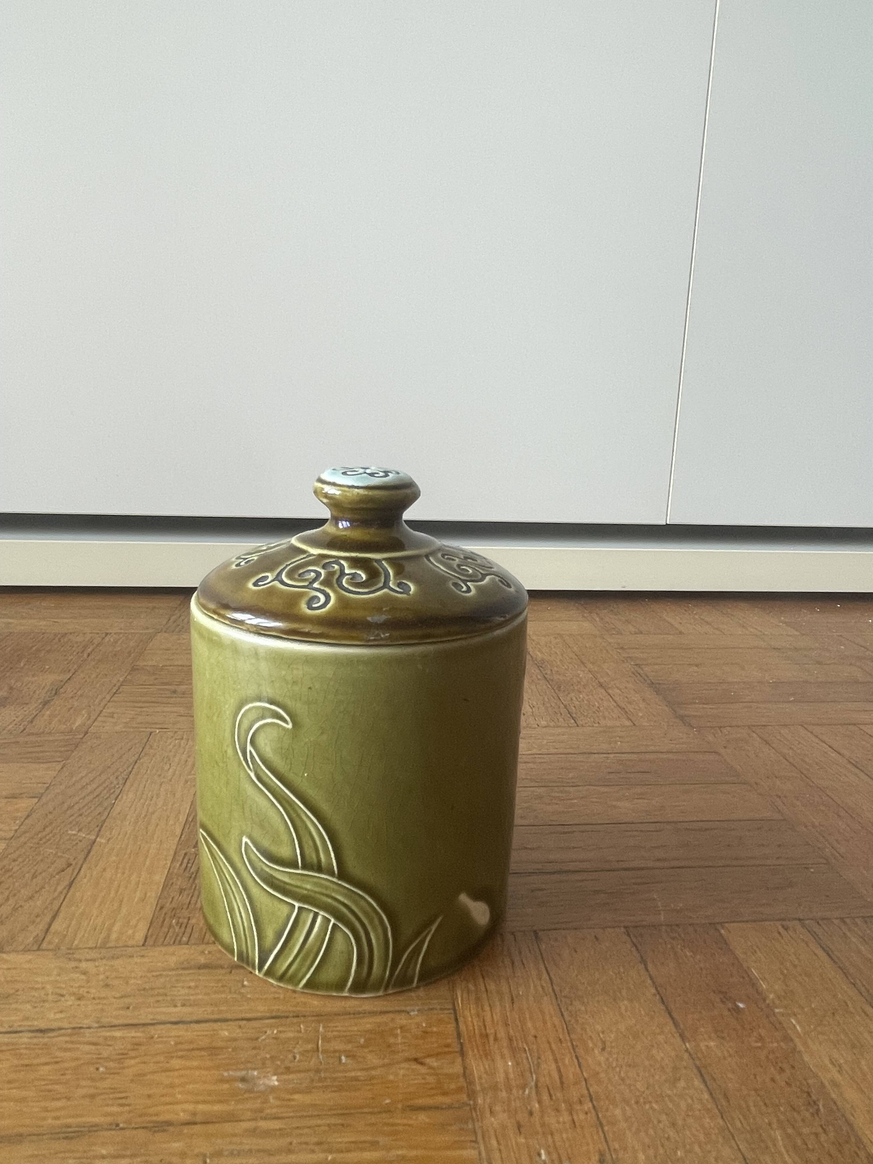 Bonbonnière and ceramic tray g. De Bruyn