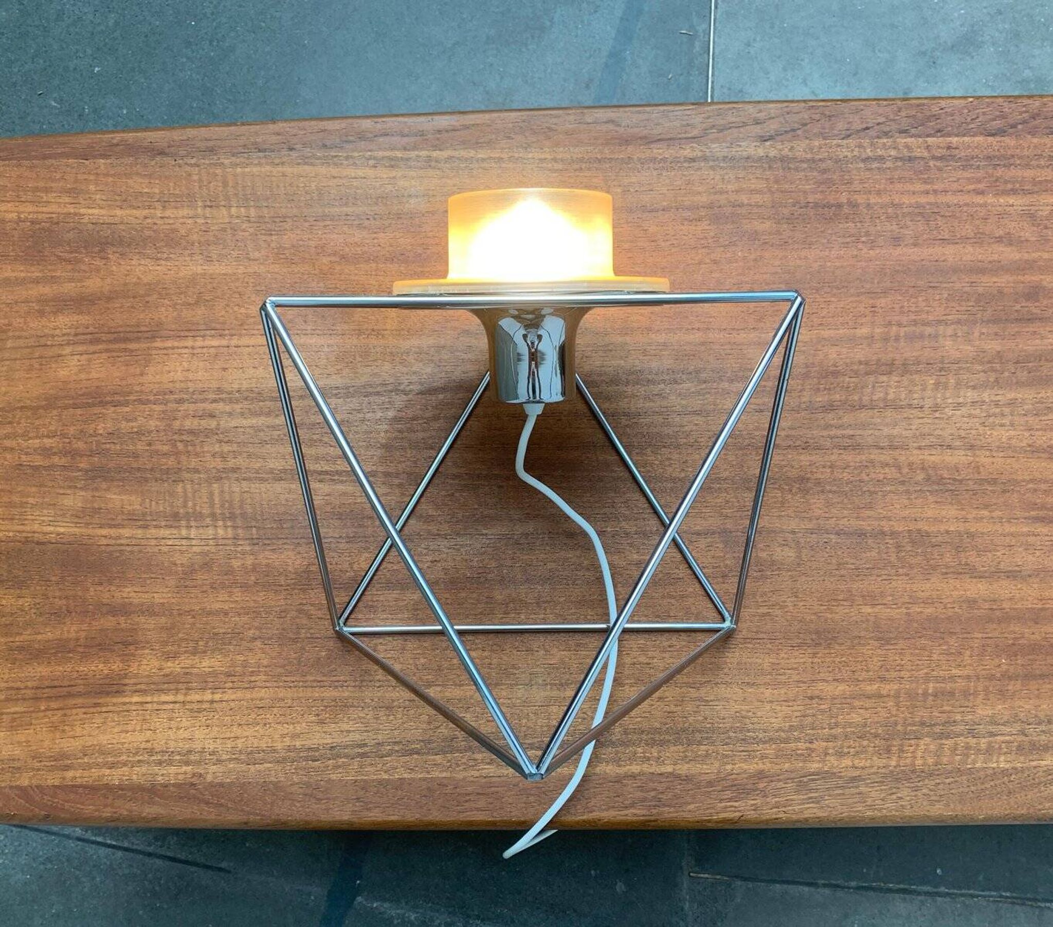 Poliedra table lamp from the Italian space age by Felice Ragazzo for Guzzini