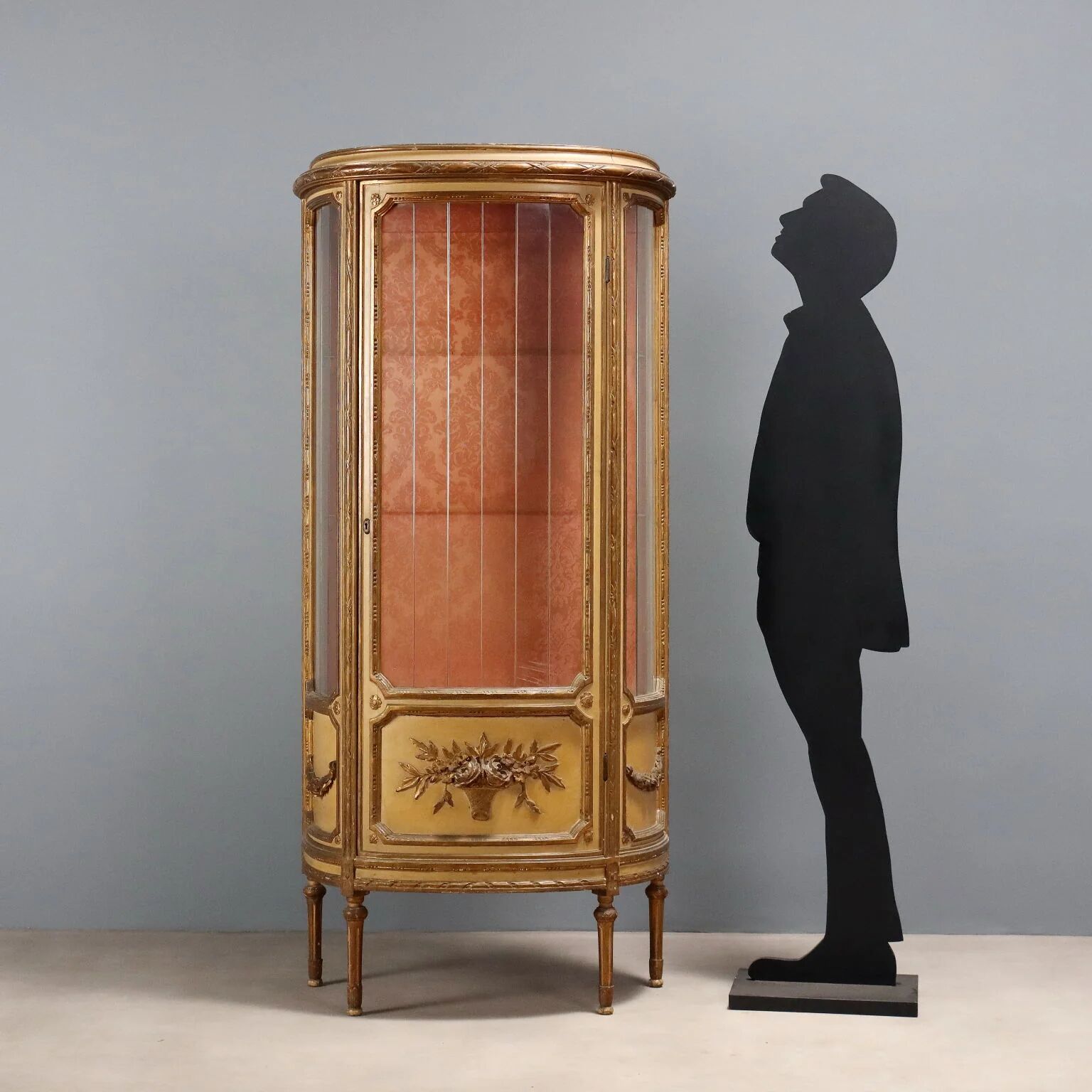 Vitrine ancienne de style néoclassique en bois sculpté, XIXe siècle