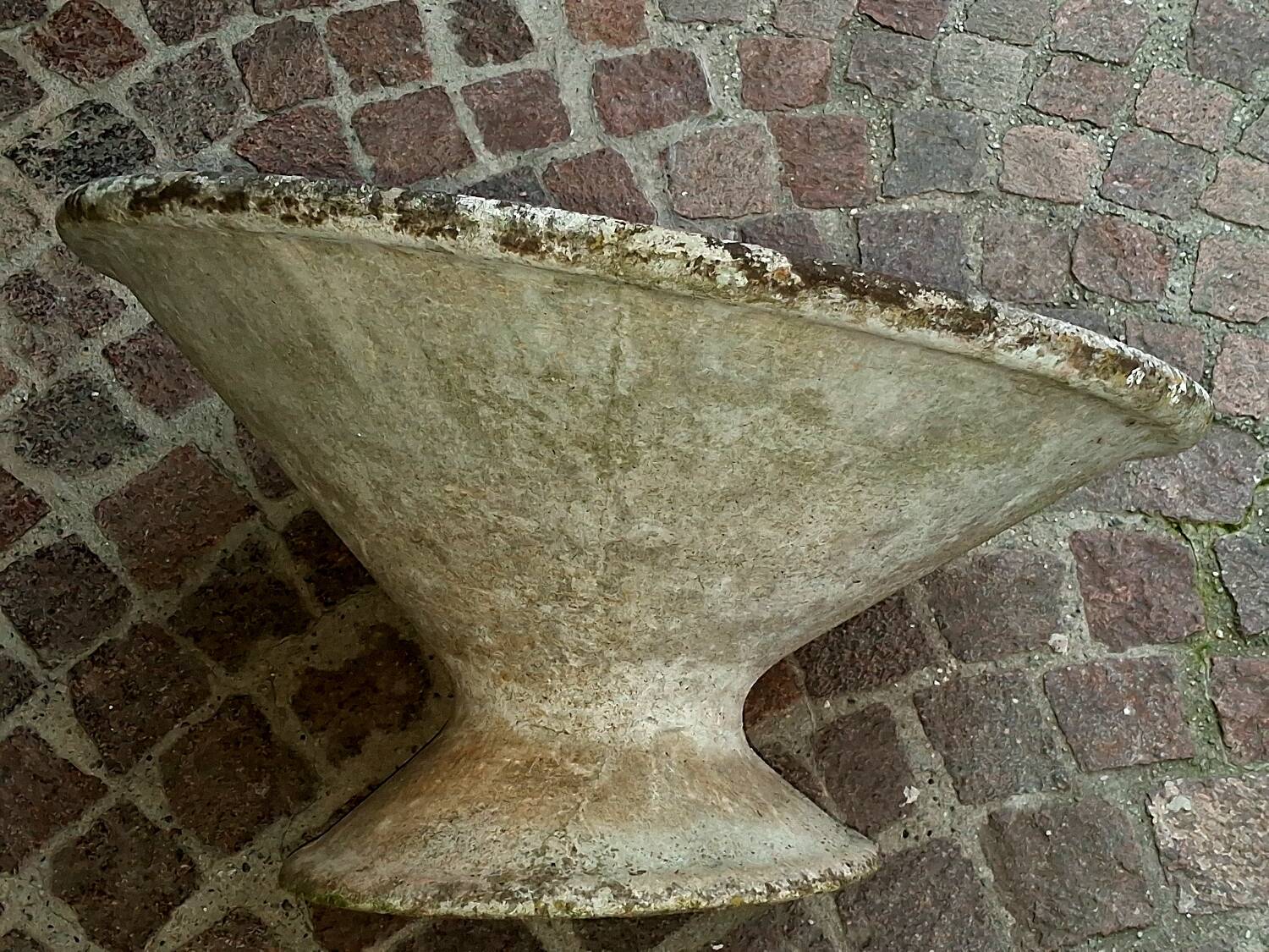 Inclined diabolo planter, design by Willy Guhl for Eternit, seventies.