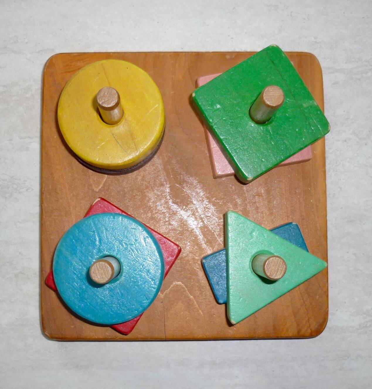 Jeu en bois empilements de formes géométriques