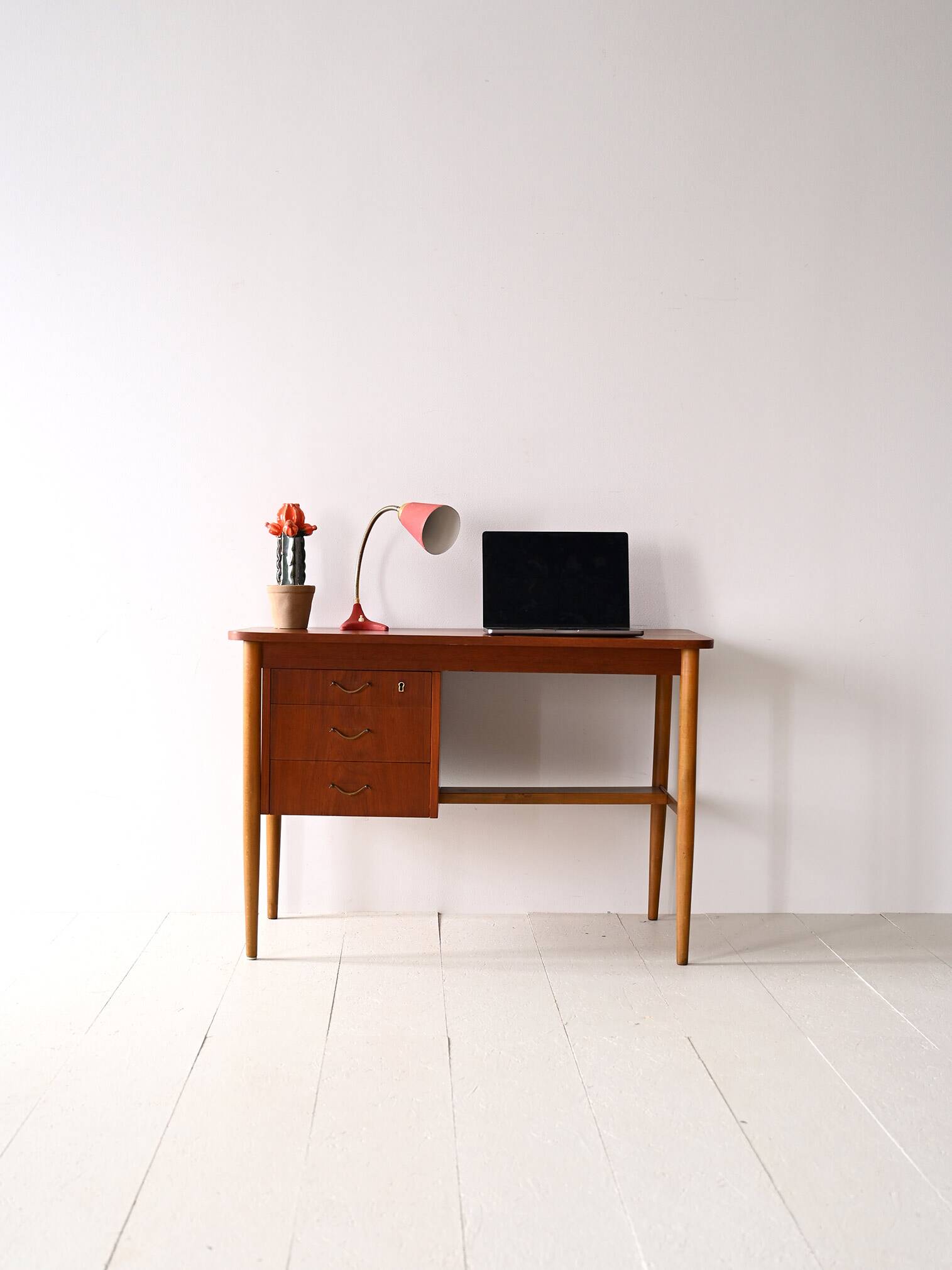 Nordic desk with drawers