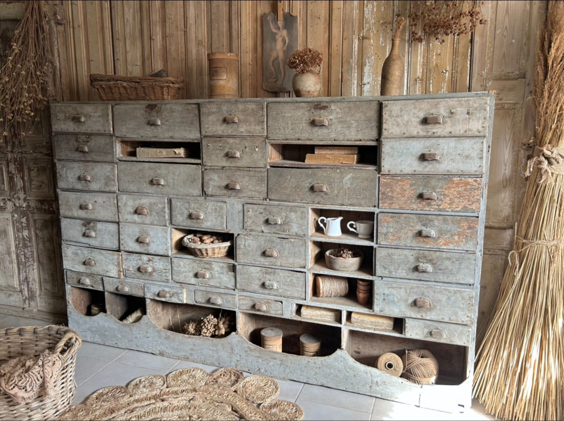 Ancien meuble de quincaillerie, meuble de métier
