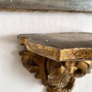 Ancienne console murale rocaille en bois et stuc doré