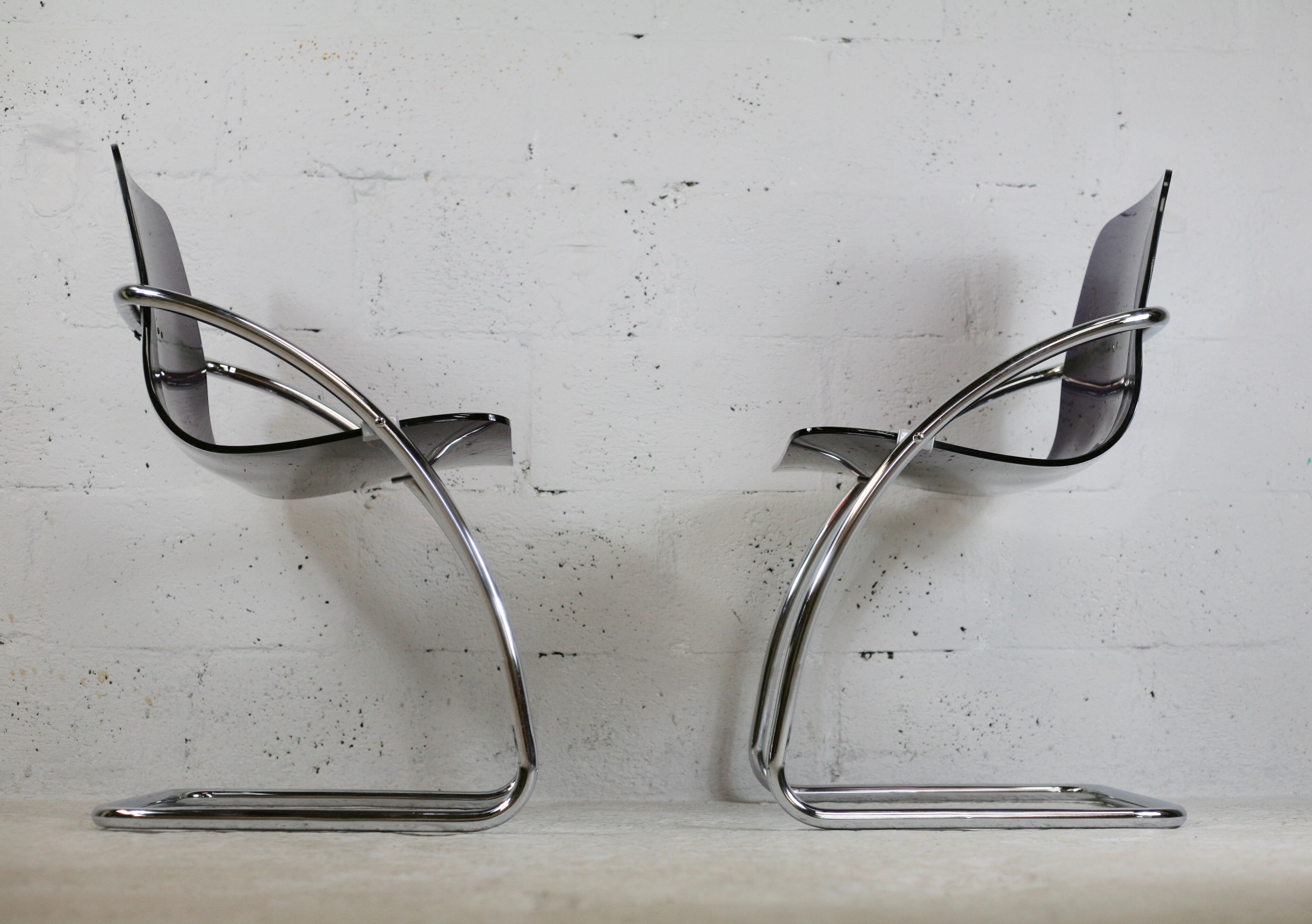 Pair of chairs by Yves Christin, tubular steel, purple plexiglass. Ed. Airborne, France cira 1970