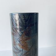 Vase tubulaire en céramique signé