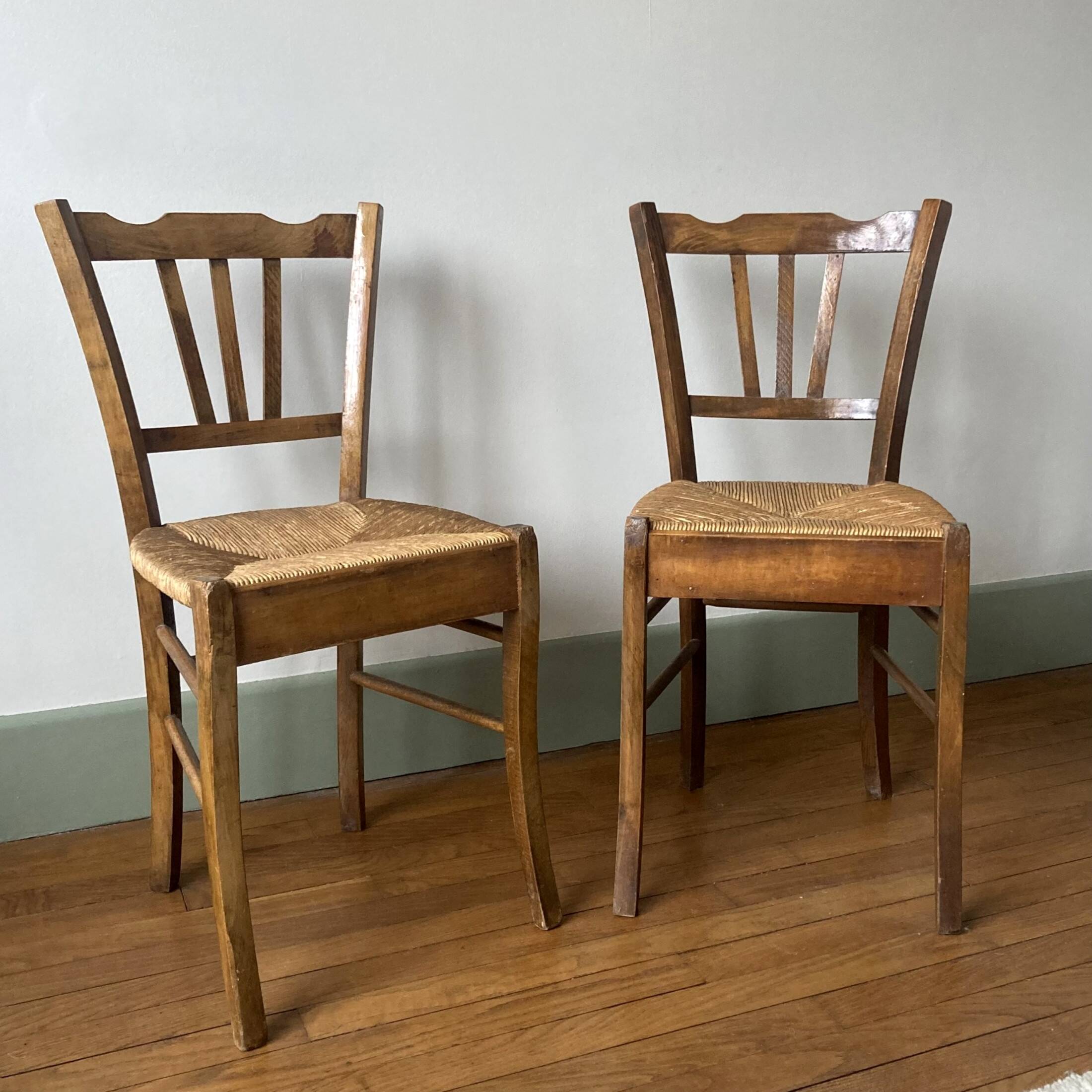 Set of 2 old mulched wooden chairs