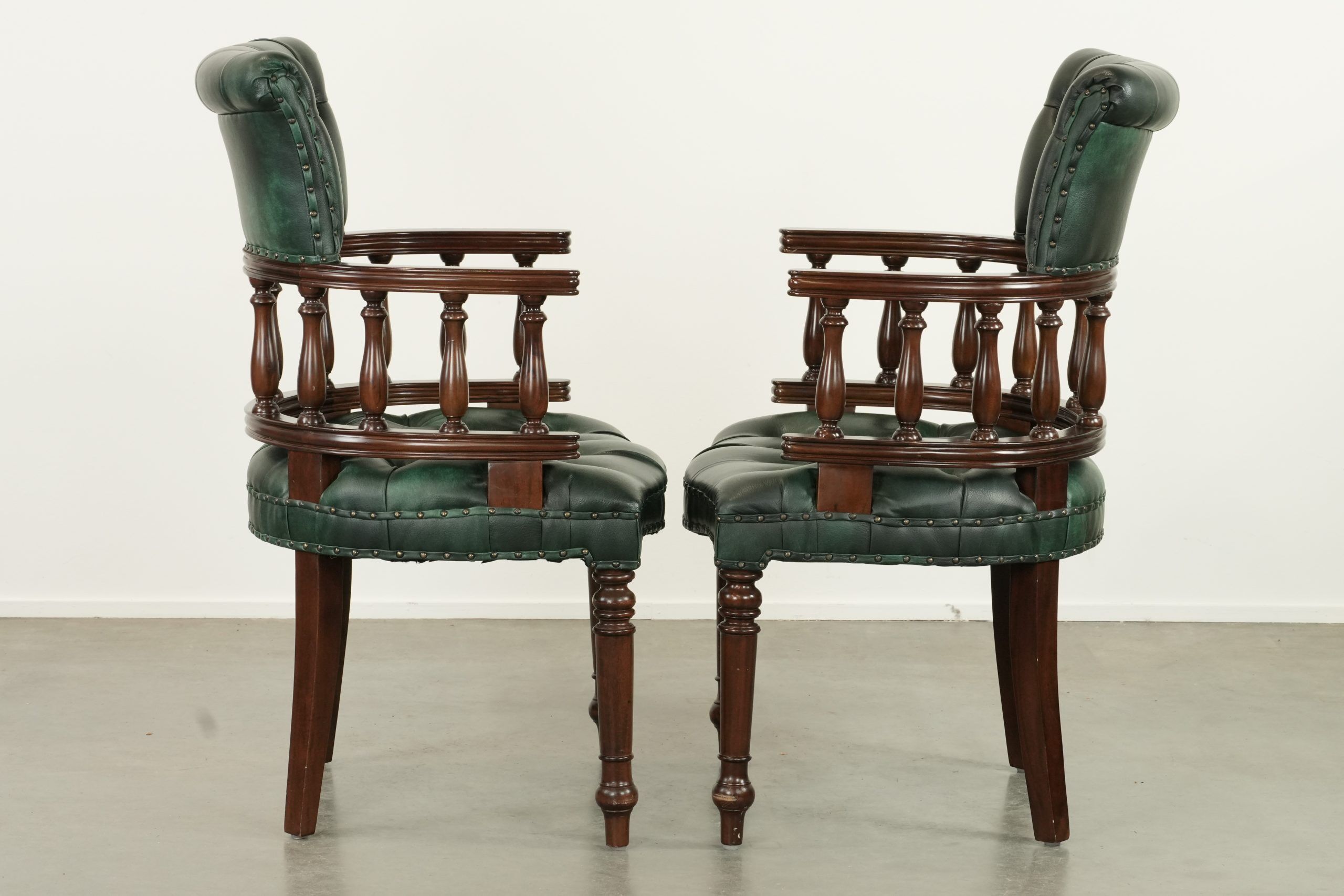 Ensemble de deux chaises de bureau Chesterfield en cuir de vachette vert de style anglais.