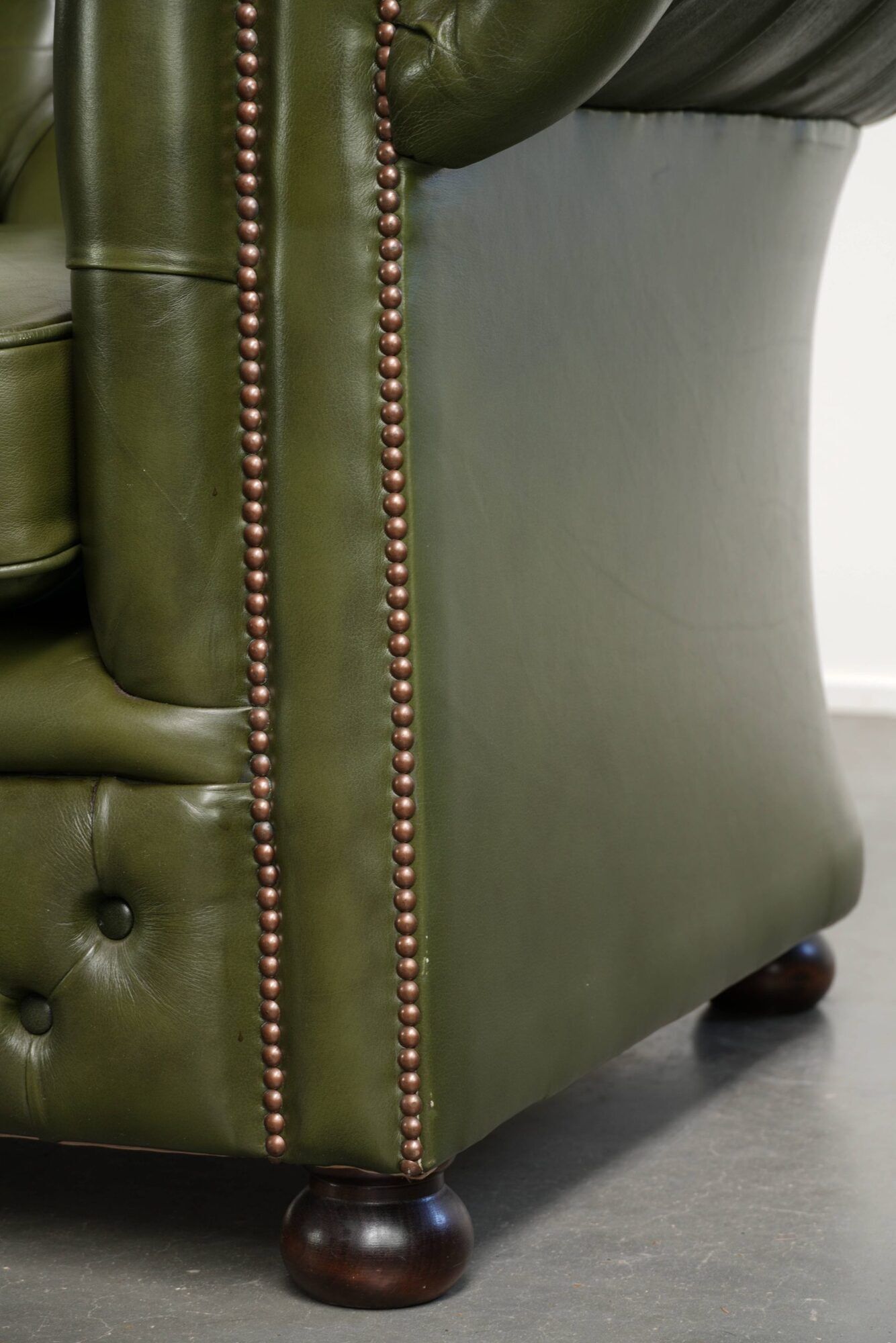 Green cow leather 2.5-seater Chesterfield sofa in English style