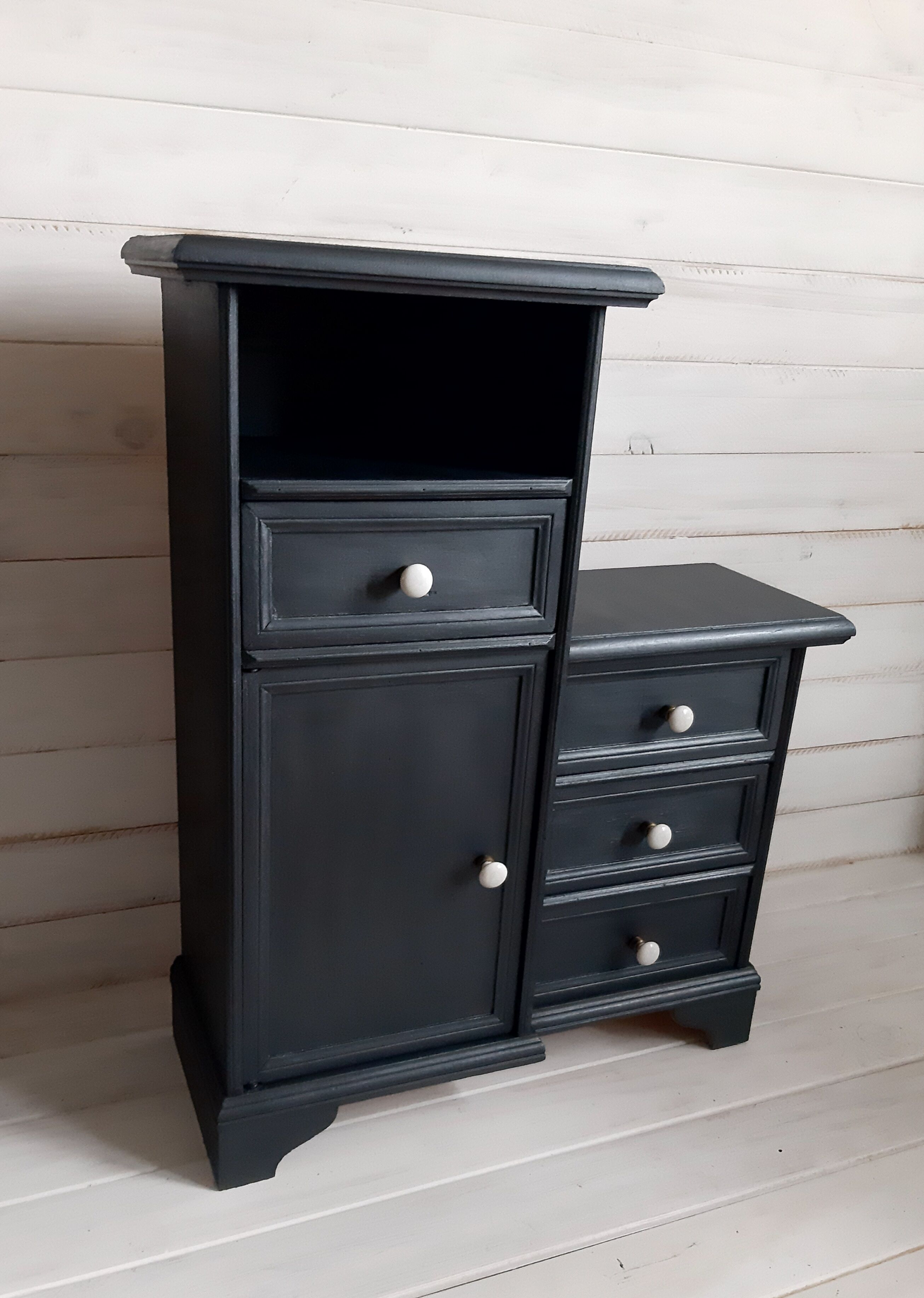 Extra Furniture/ Commodus