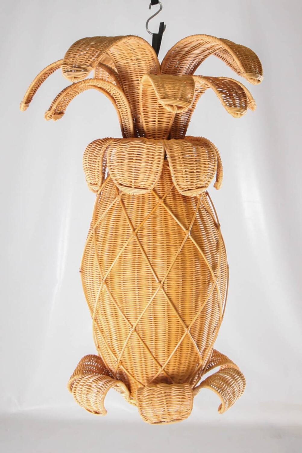 Wicker "pineapple" pendant