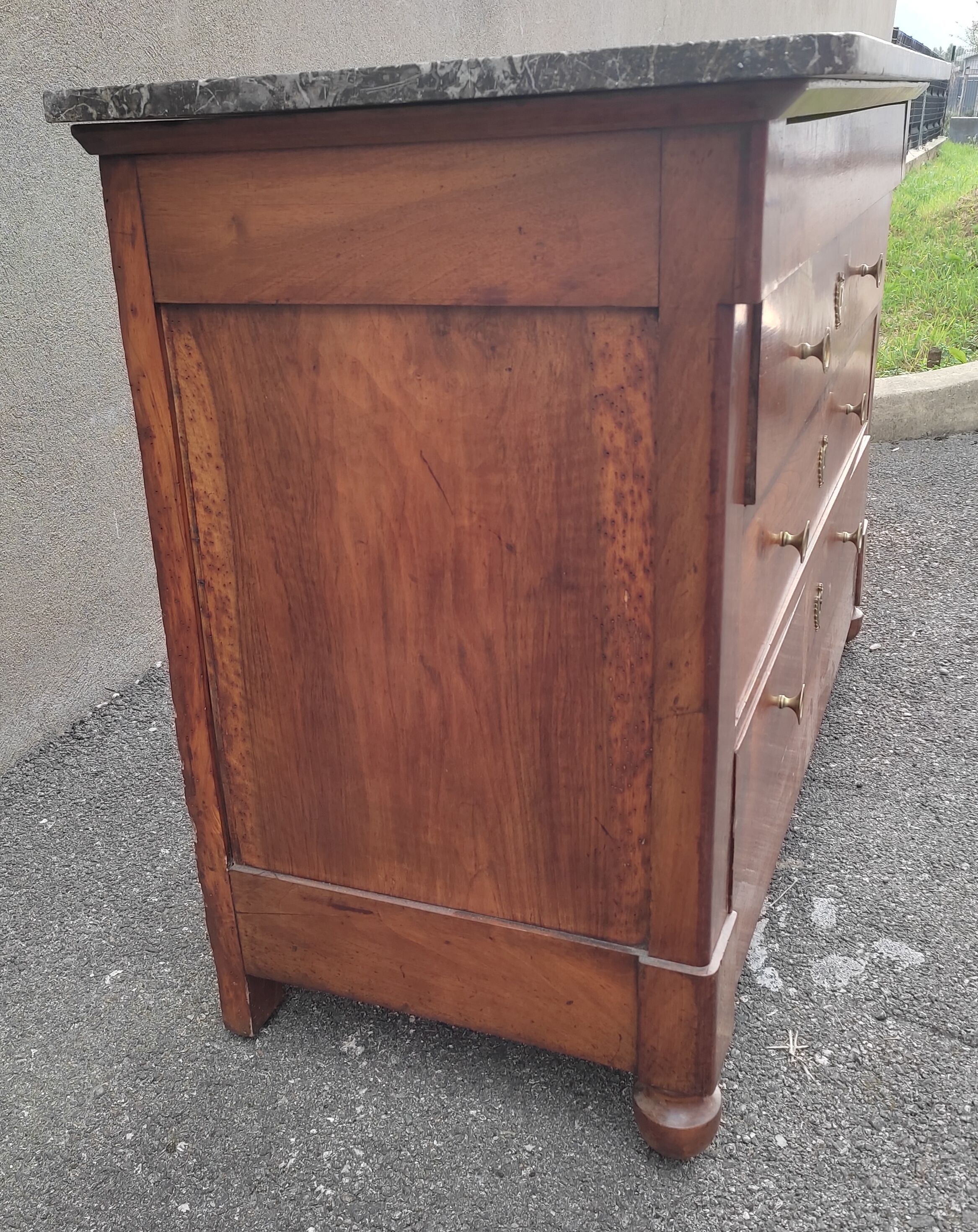 Antique chest of drawers