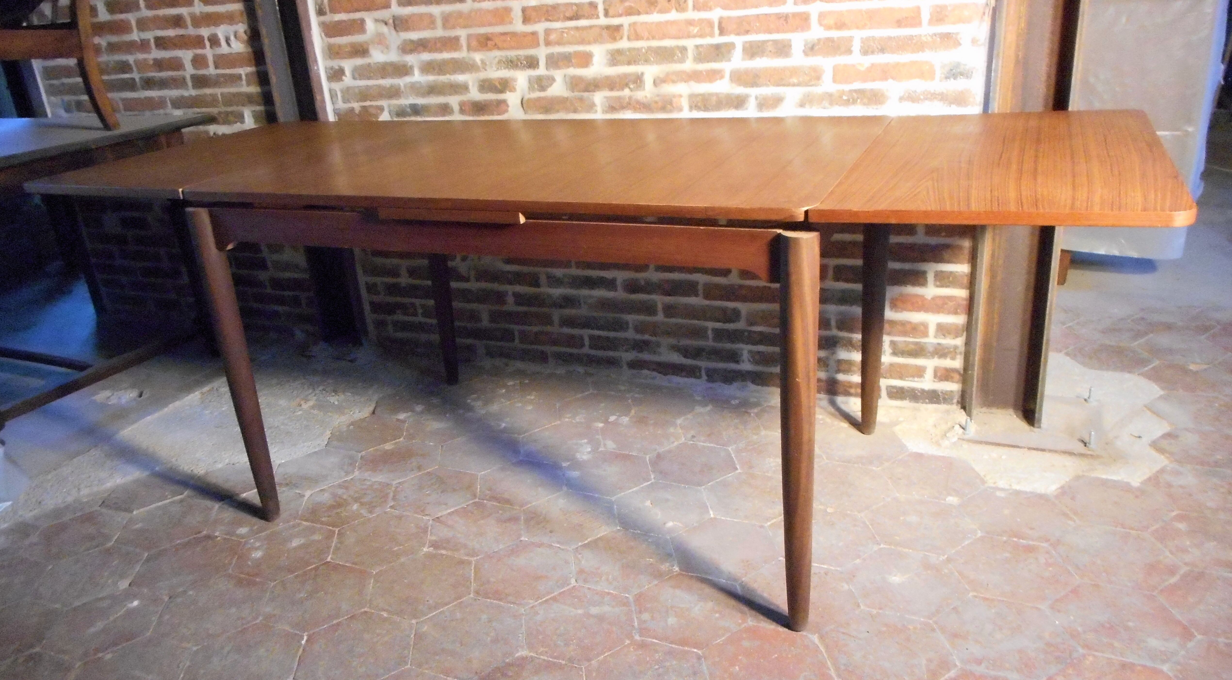 Expandable teak table
