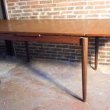 Expandable teak table
