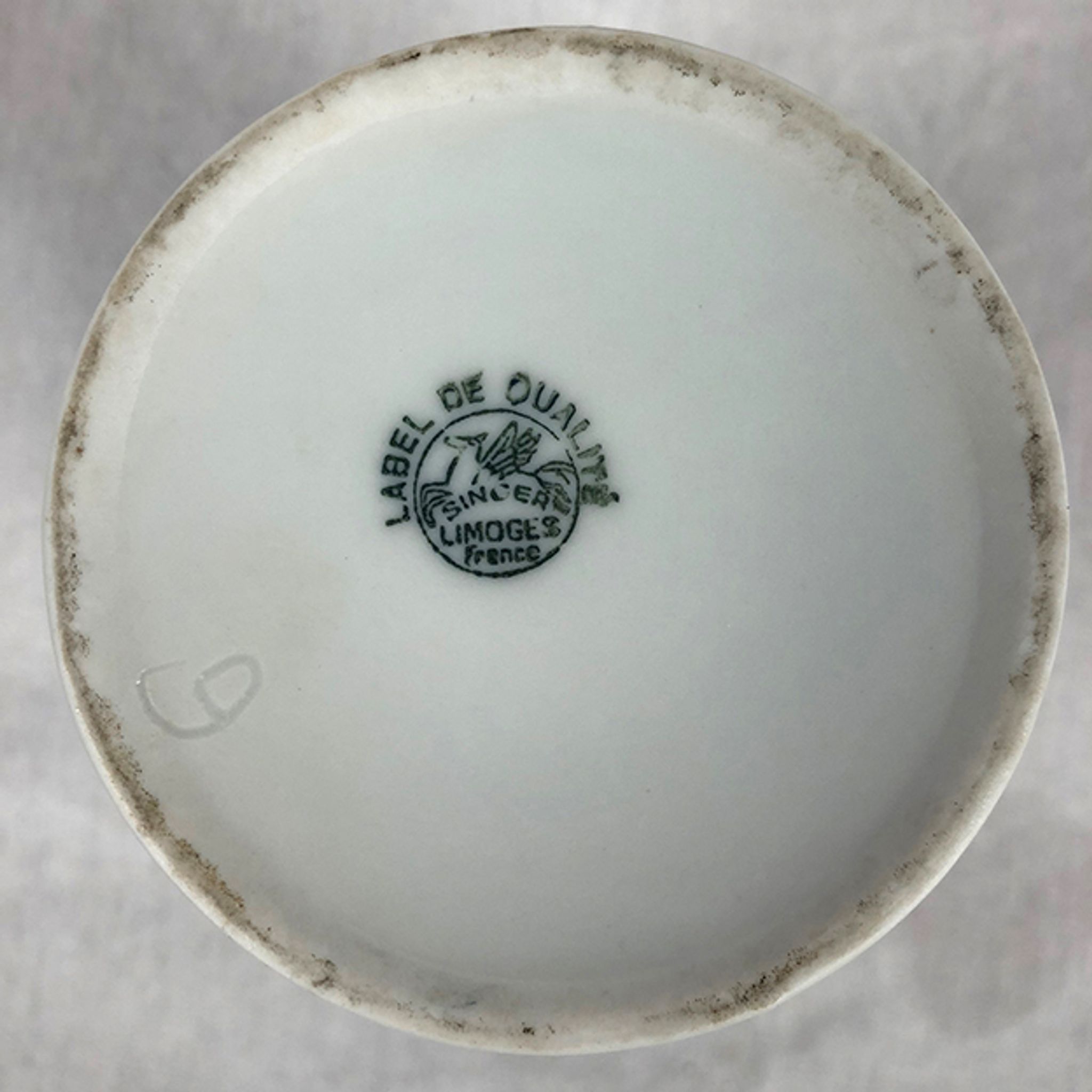 Porcelain box with lid, decorated with roses. Limoges, Singer circa 1950