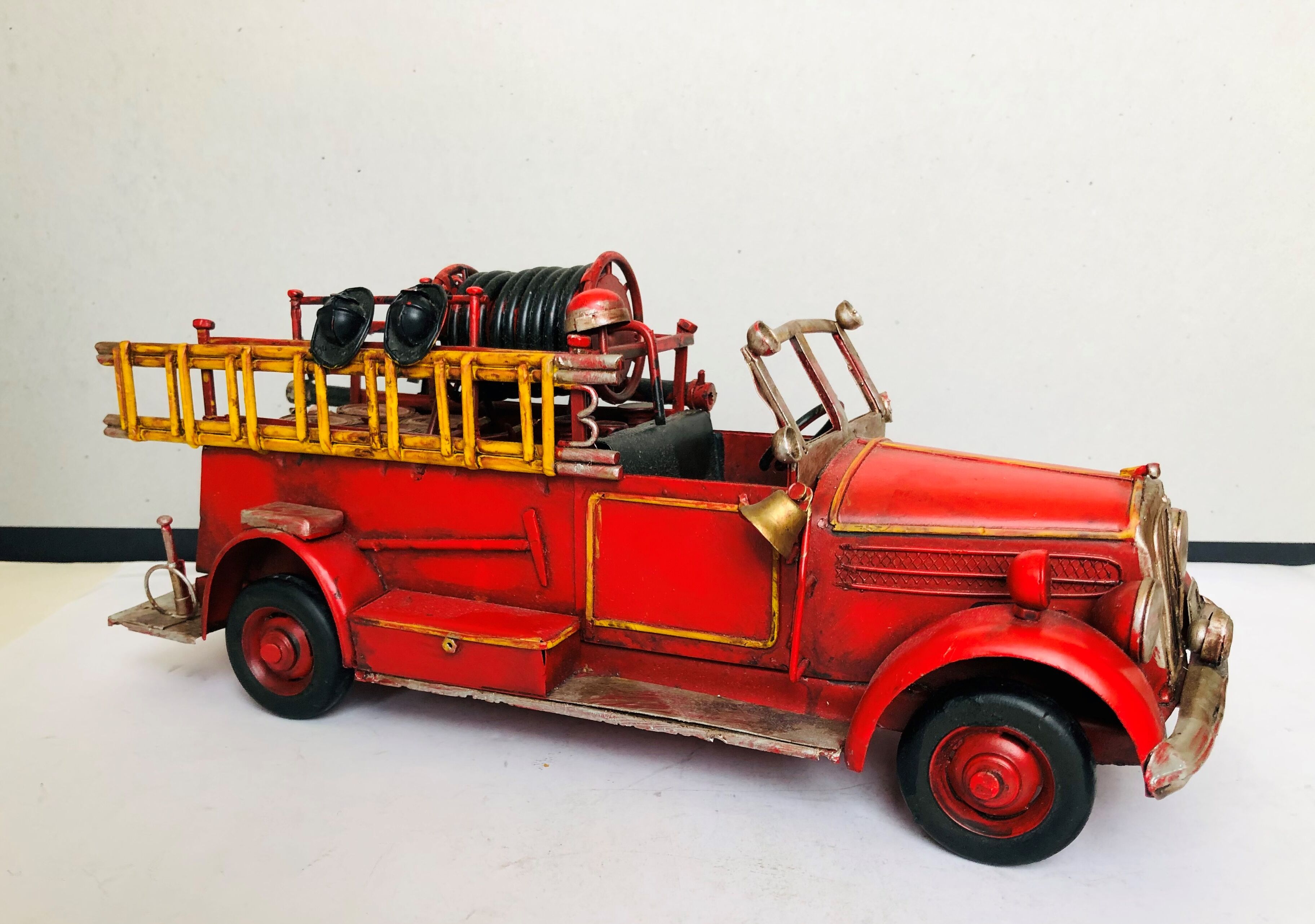 Camion de pompiers en tôle peinte