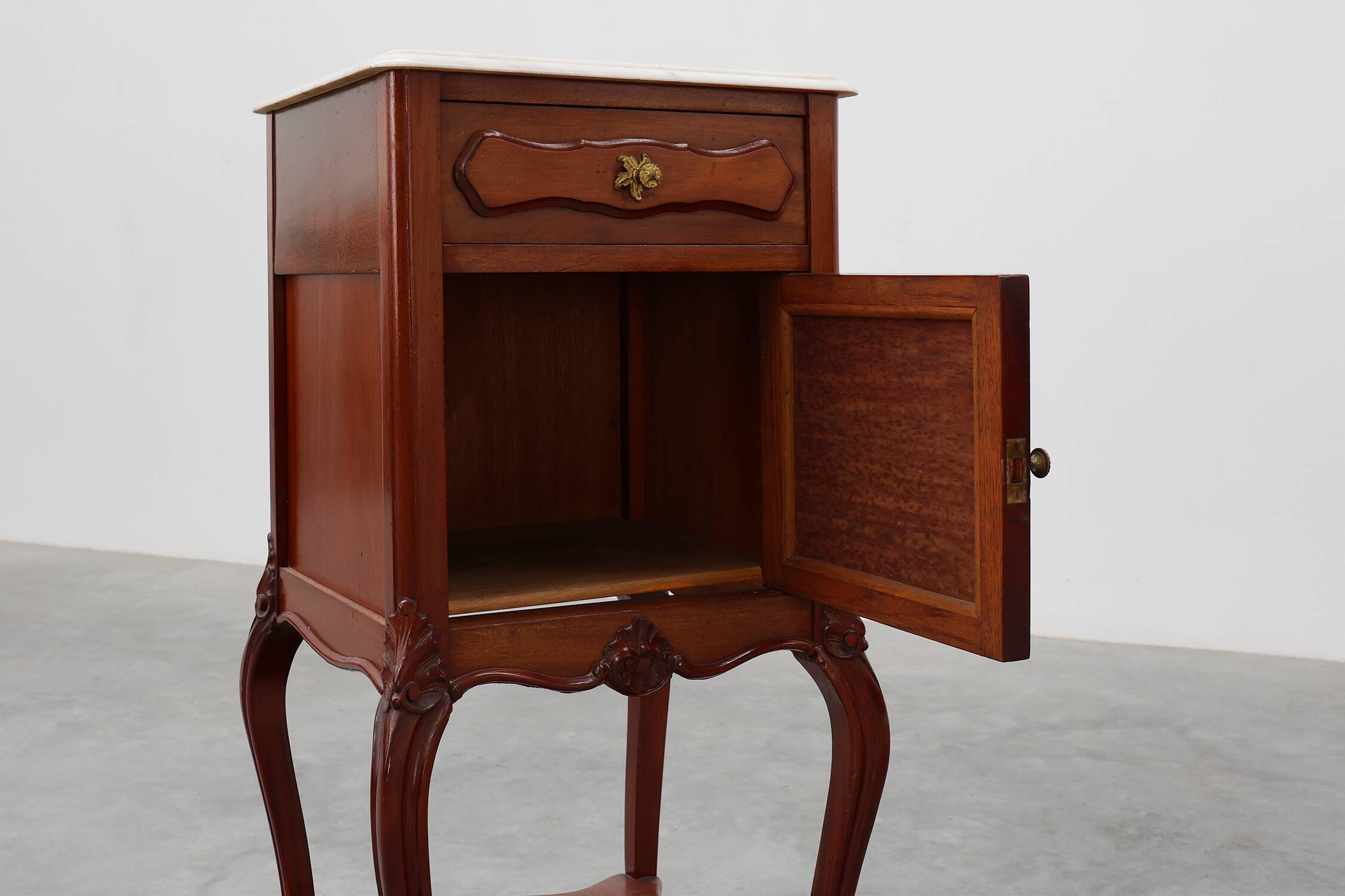 Paire de tables de nuit en noyer de style Louis XV avec des plateaux en marbre de Carrare, France