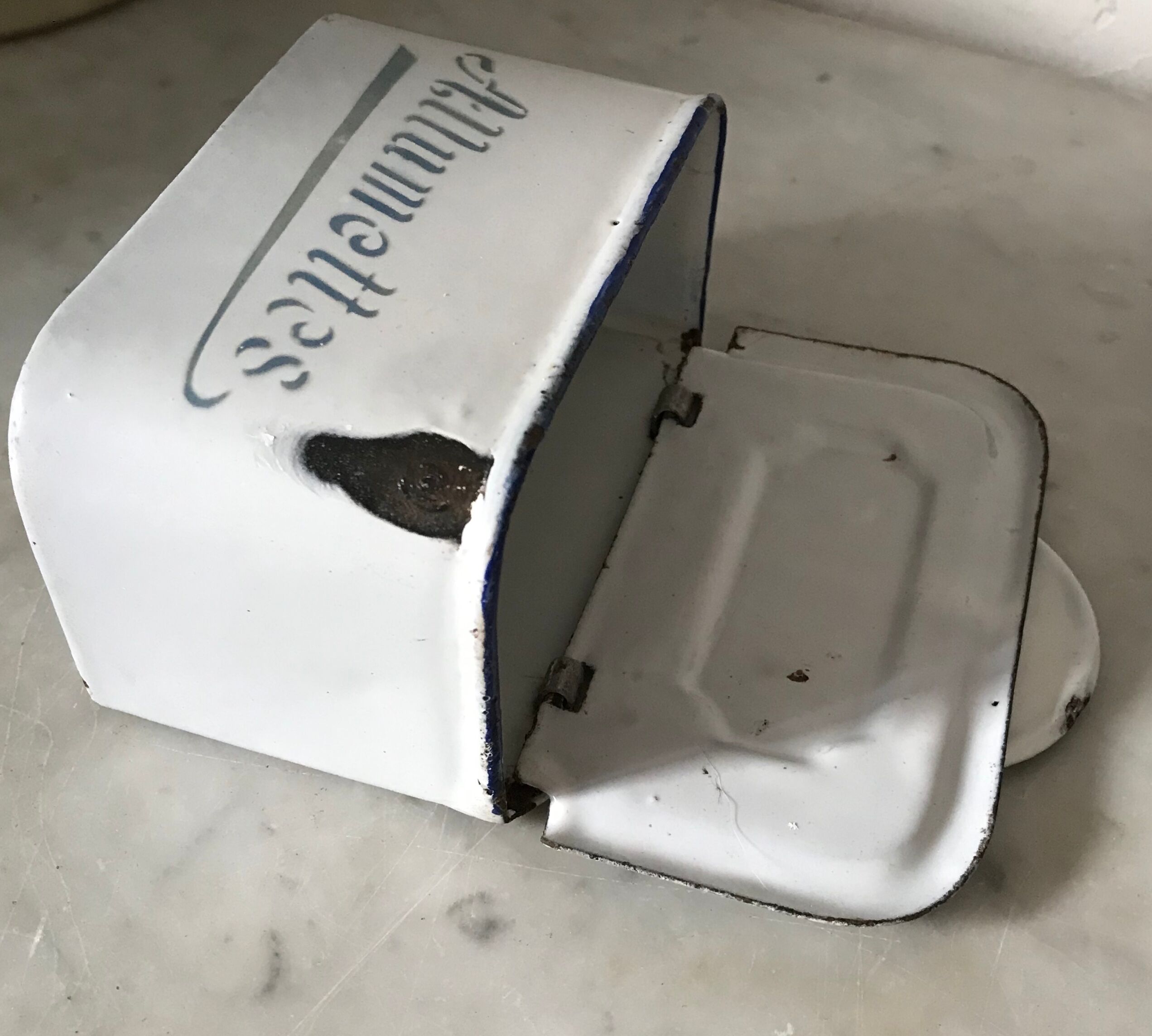 Matchbox in enamelled sheet metal