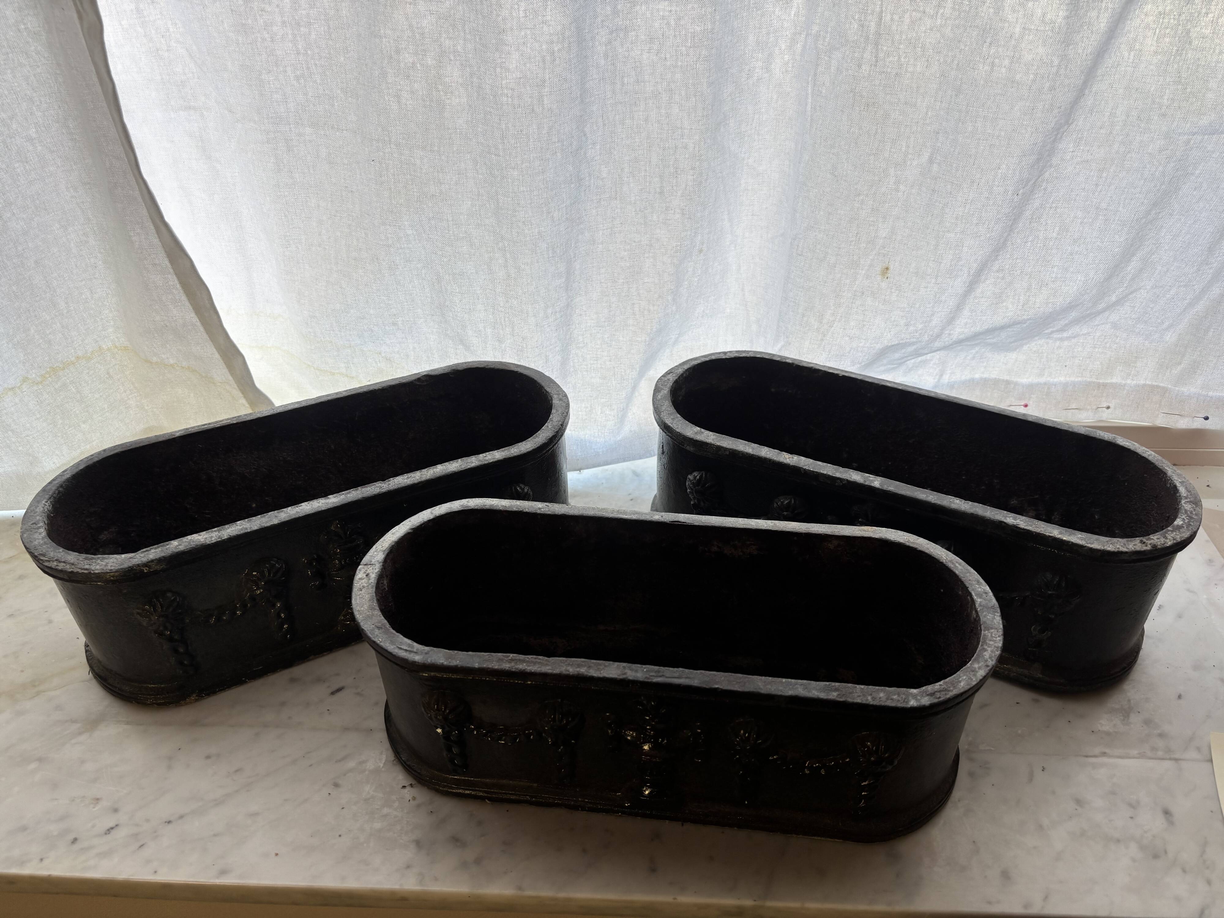 Ensemble de trois jardinières en fonte