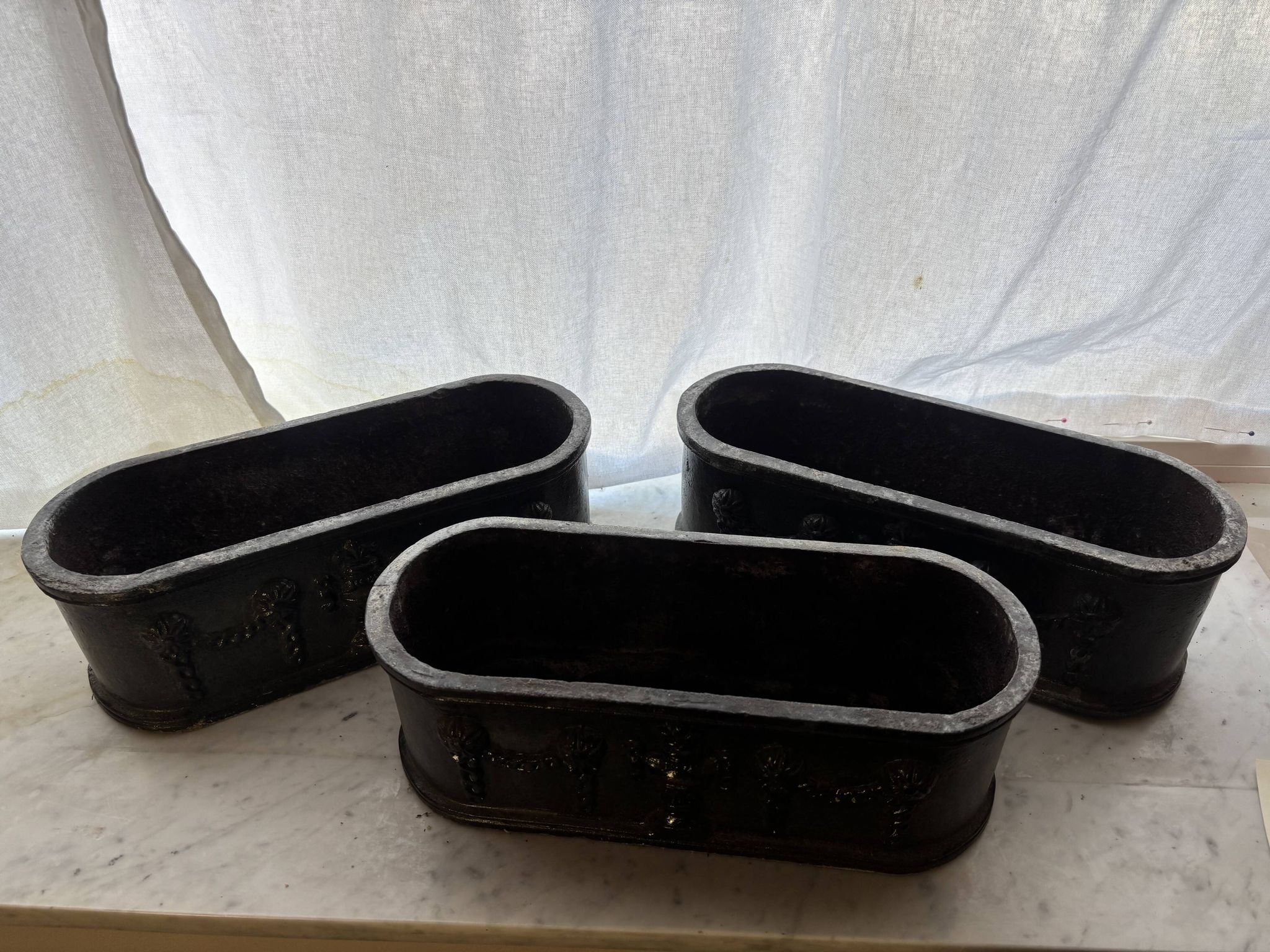 Ensemble de trois jardinières en fonte