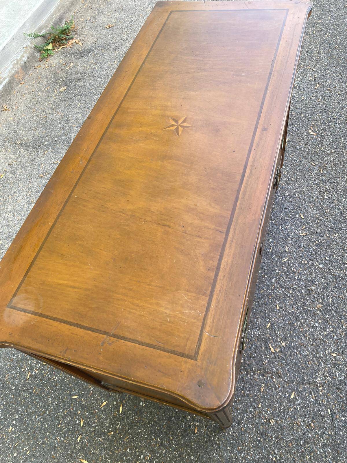 Commode Louis XVI en marqueterie et placage d'amarante/merisier 1950